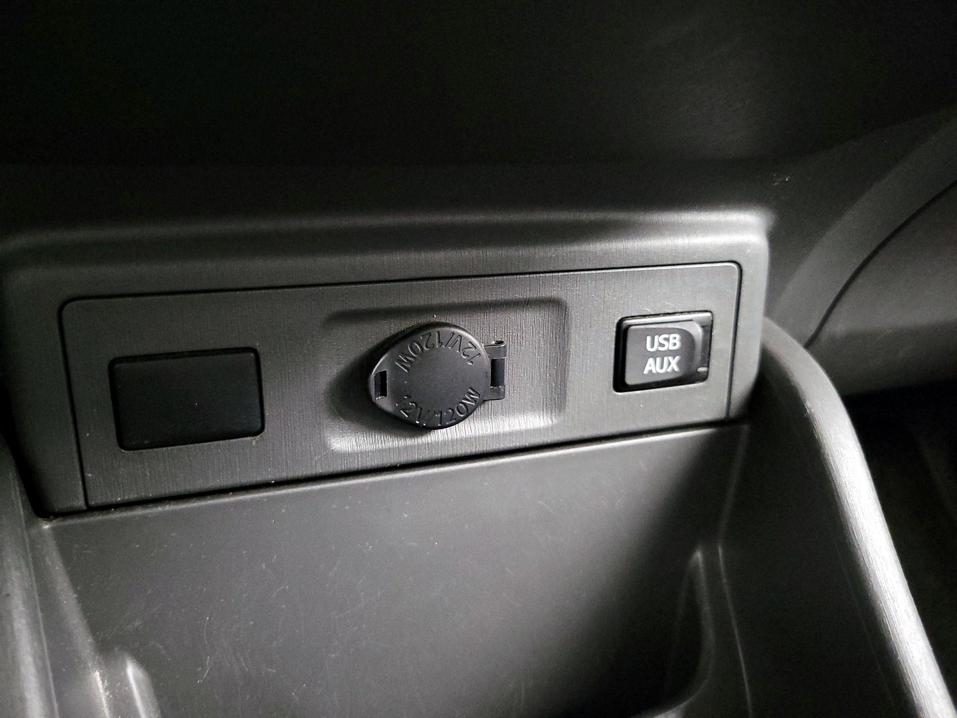 Thumbnail: 2013 Toyota Prius v - 18