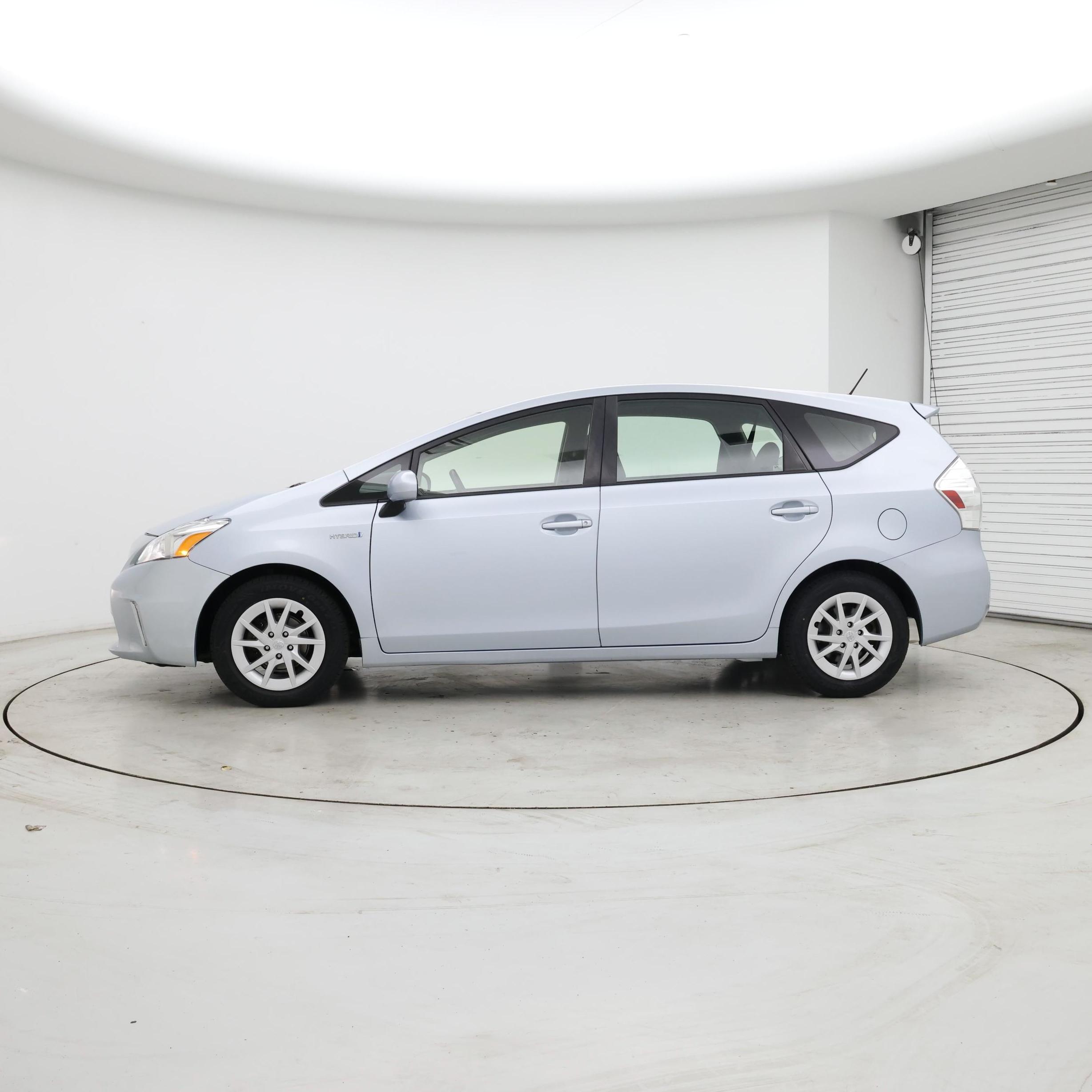 Thumbnail: 2013 Toyota Prius v - 3