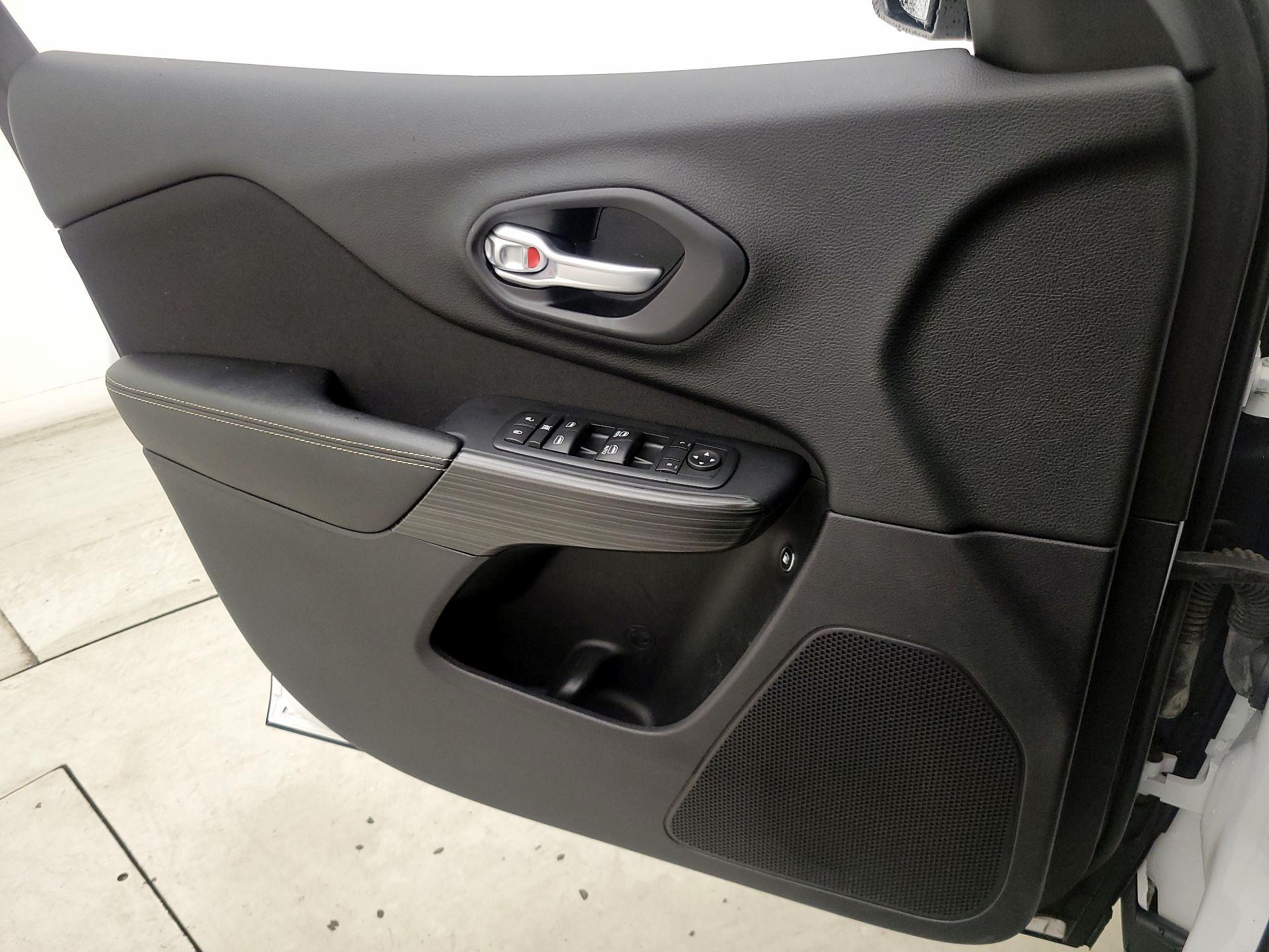 Thumbnail: 2016 Jeep Cherokee - 12