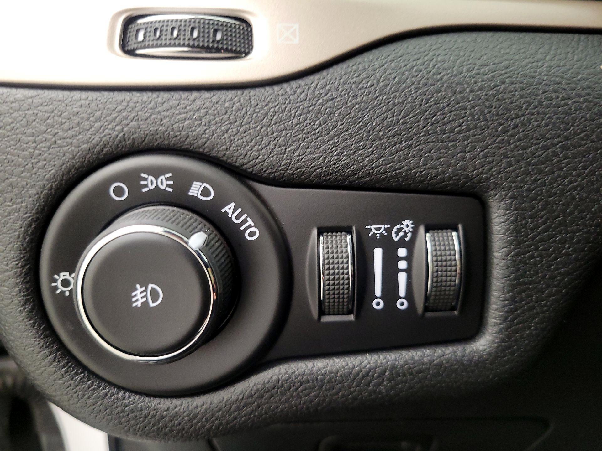 Thumbnail: 2016 Jeep Cherokee - 13