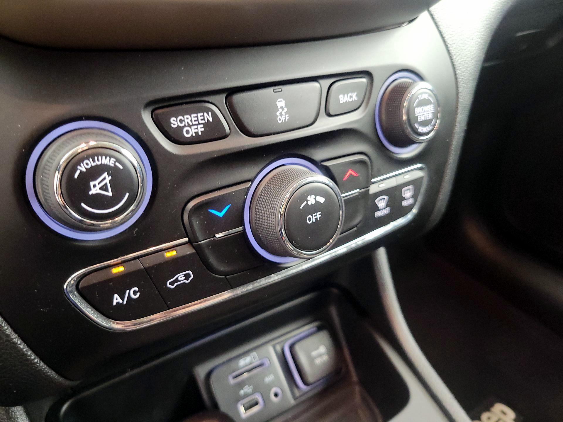Thumbnail: 2016 Jeep Cherokee - 16