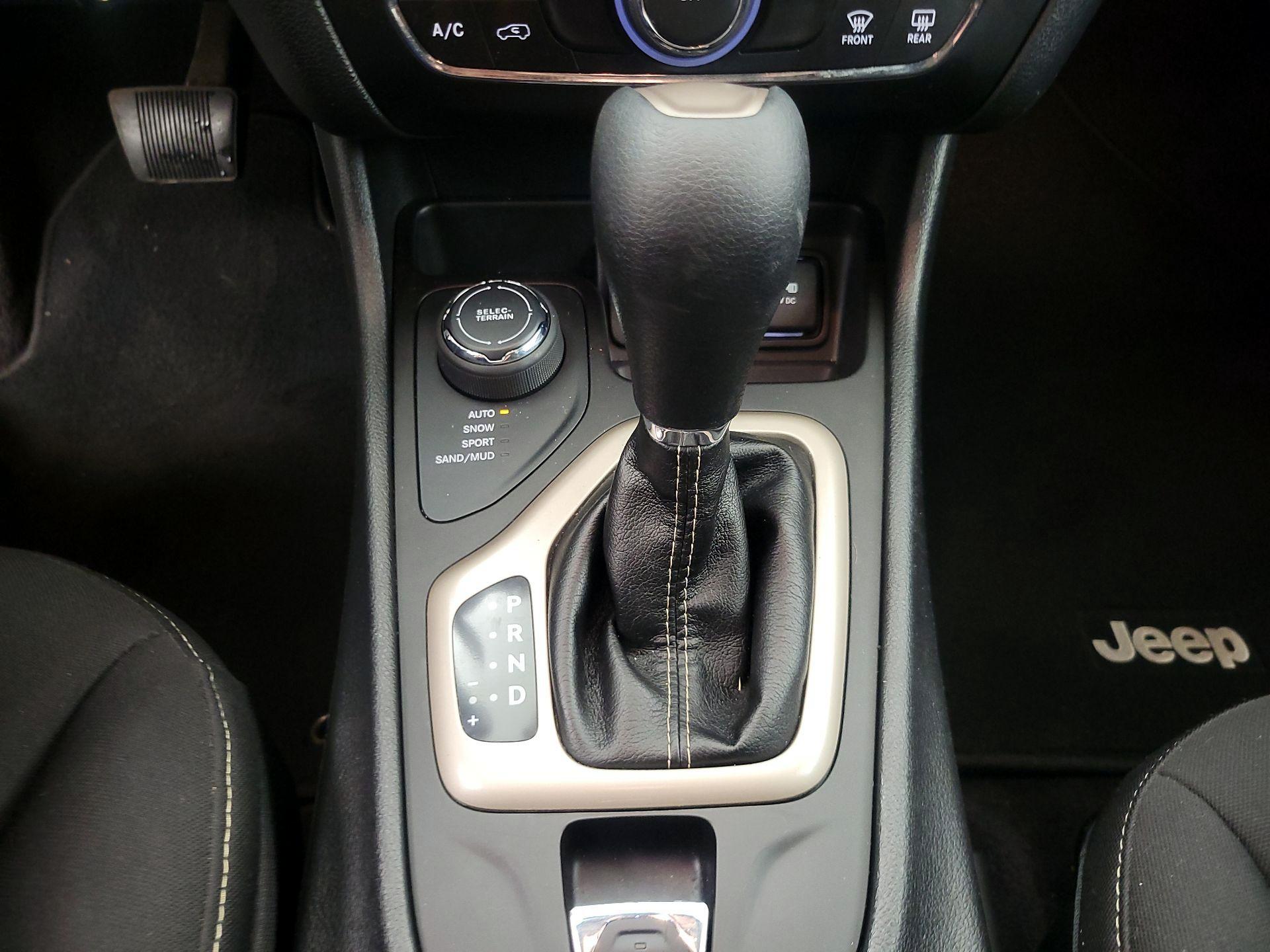 Thumbnail: 2016 Jeep Cherokee - 17