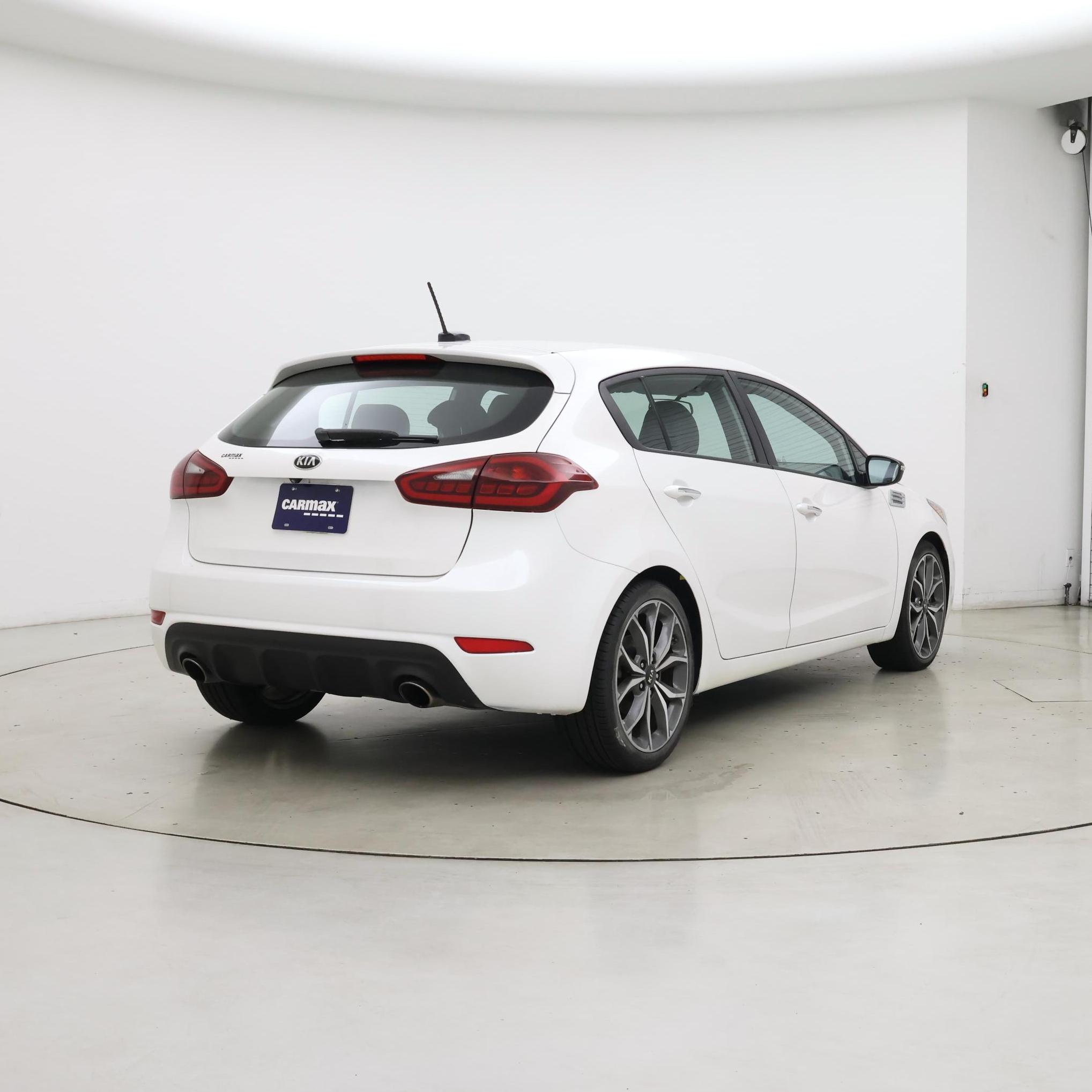 Thumbnail: 2017 Kia Forte - 8