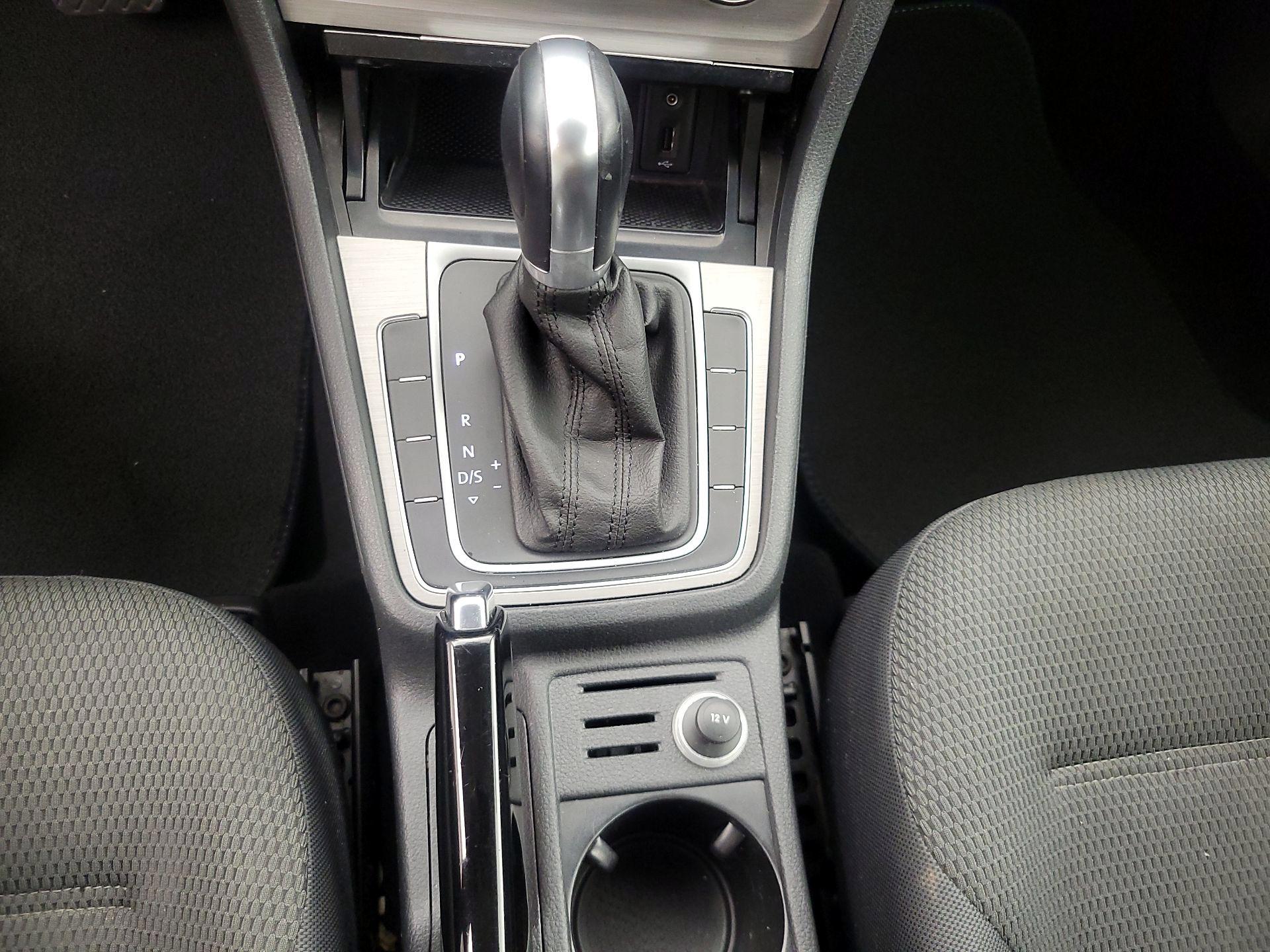 Thumbnail: 2016 Volkswagen Golf - 17