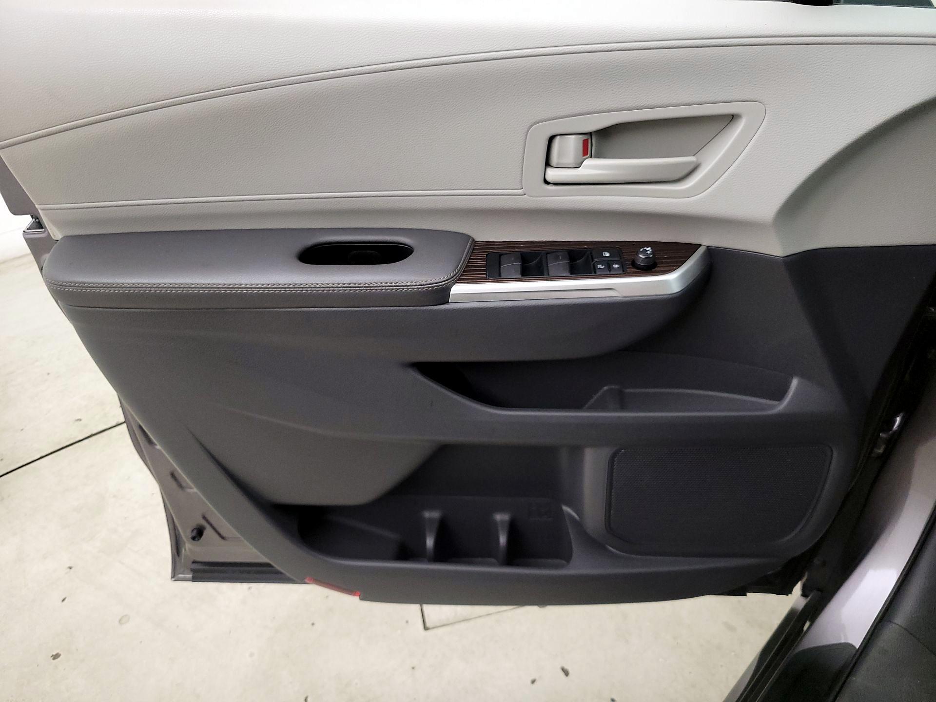 Thumbnail: 2022 Toyota Sienna - 12