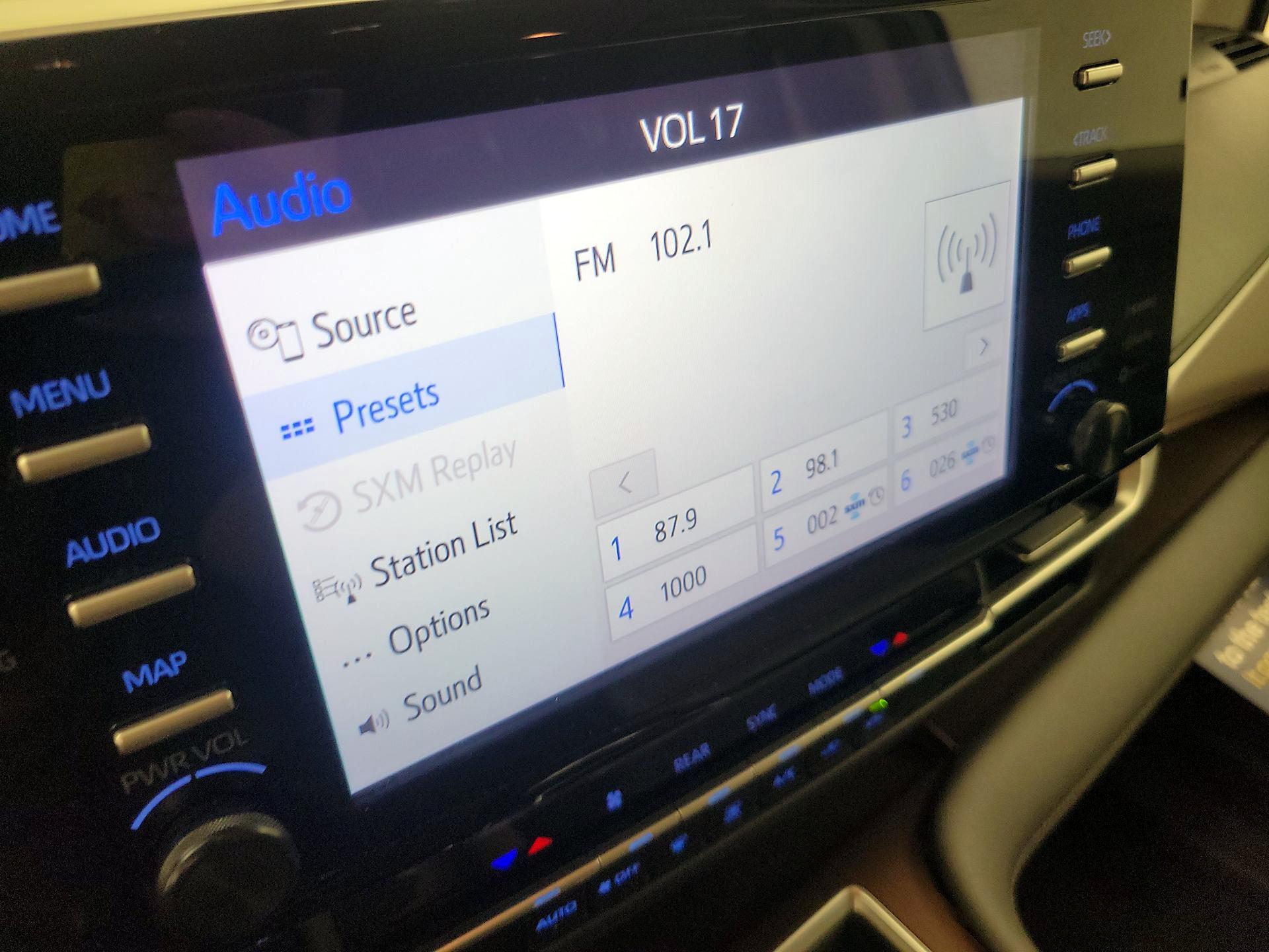Thumbnail: 2022 Toyota Sienna - 15