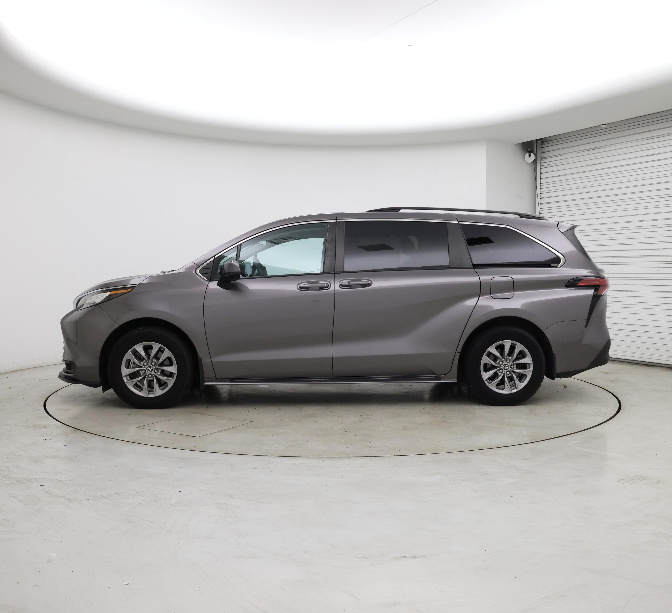 Thumbnail: 2022 Toyota Sienna - 3