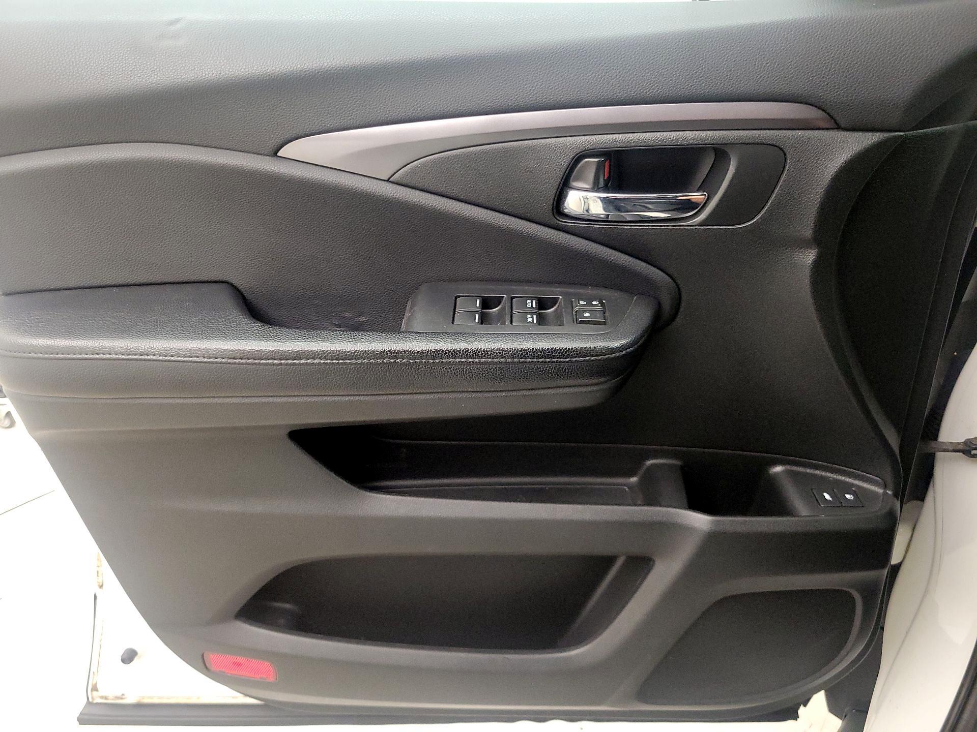 Thumbnail: 2017 Honda Pilot - 12