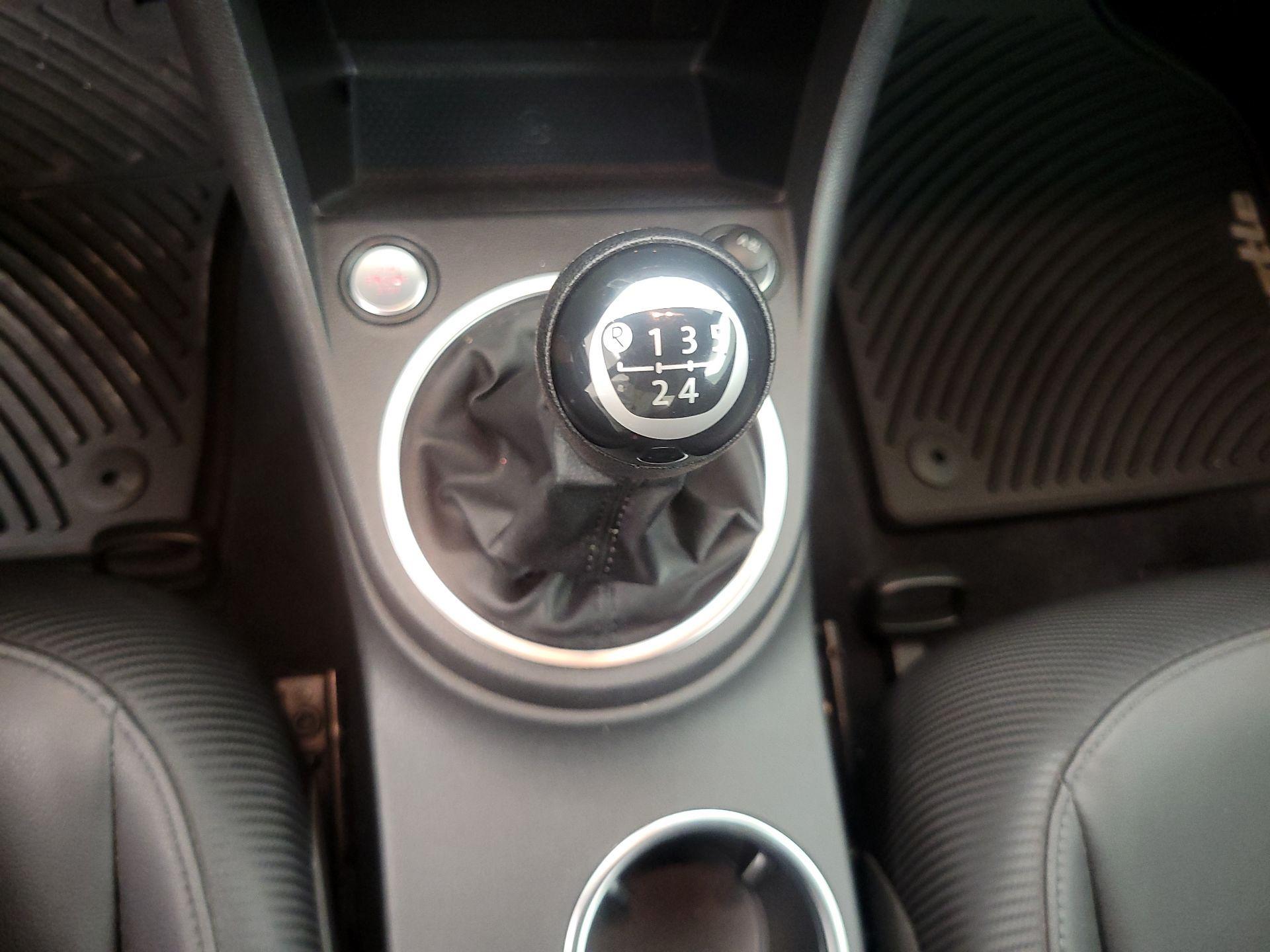 Thumbnail: 2013 Volkswagen Beetle - 16
