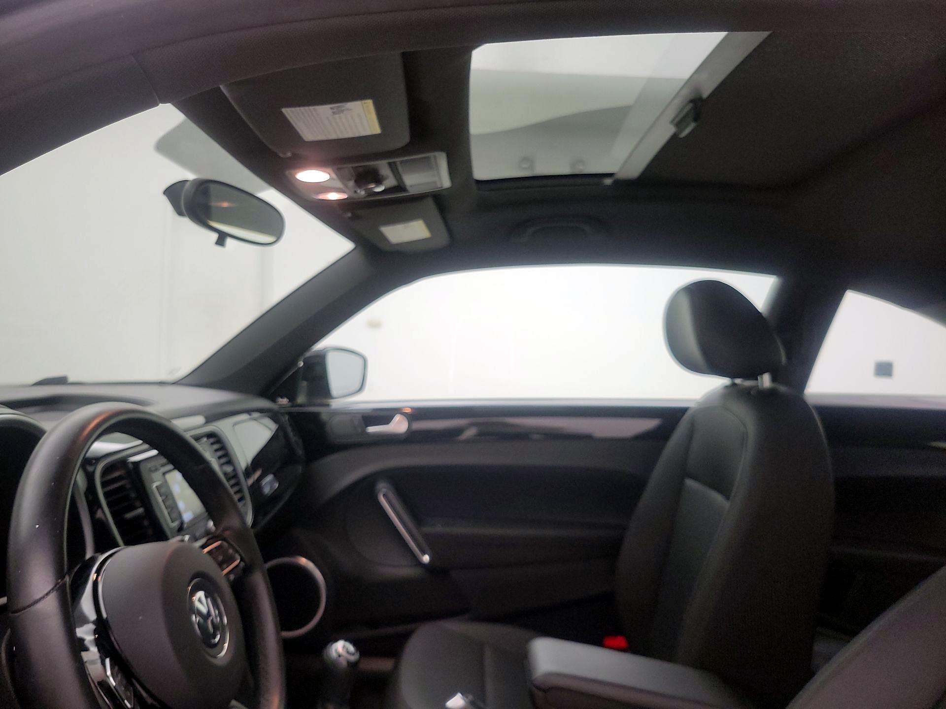 Thumbnail: 2013 Volkswagen Beetle - 17