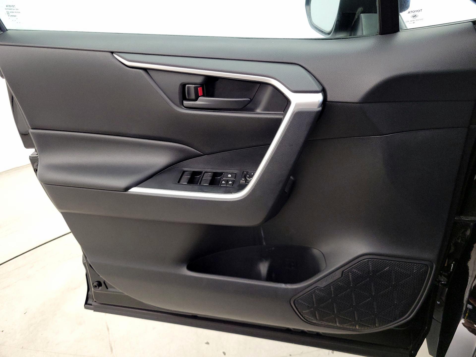 Thumbnail: 2019 Toyota RAV4 - 10