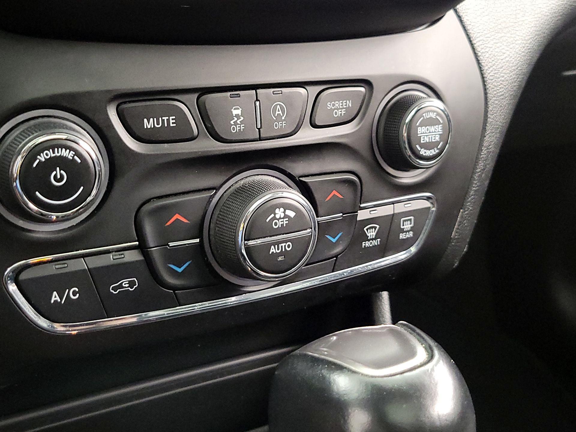 Thumbnail: 2021 Jeep Cherokee - 16