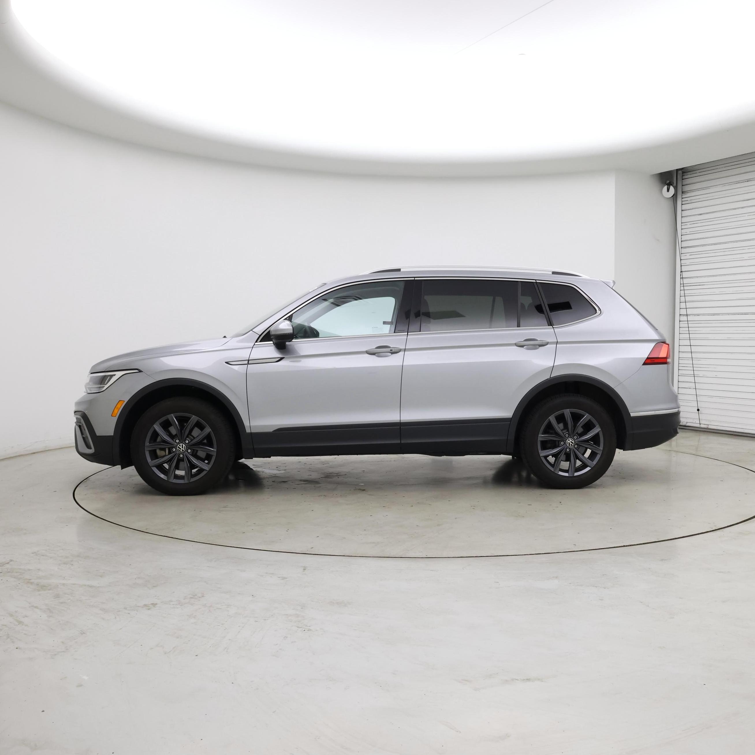 Thumbnail: 2023 Volkswagen Tiguan - 3