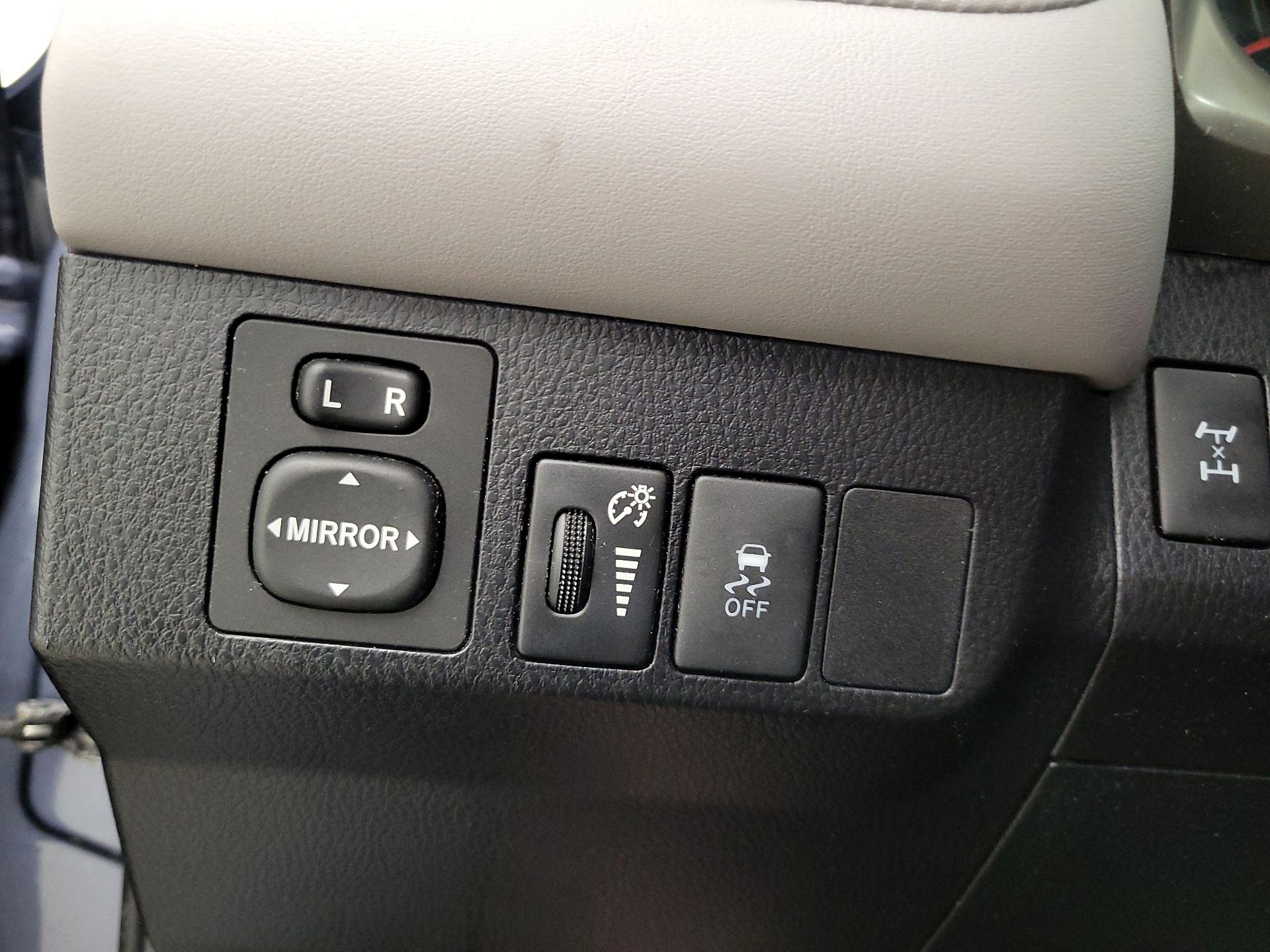 Thumbnail: 2013 Toyota RAV4 - 13