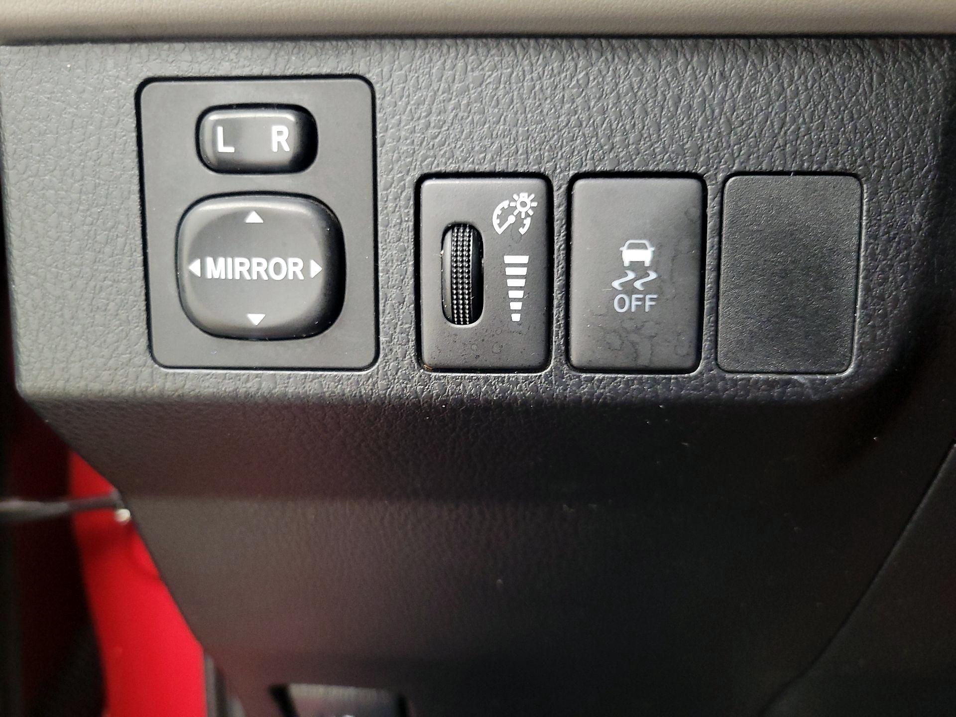 Thumbnail: 2015 Toyota RAV4 - 13
