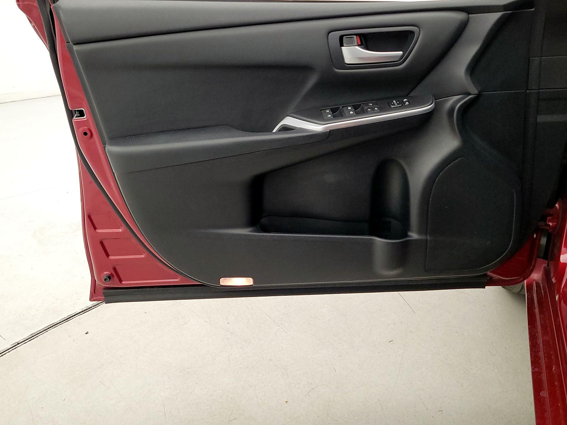 Thumbnail: 2015 Toyota Camry - 12