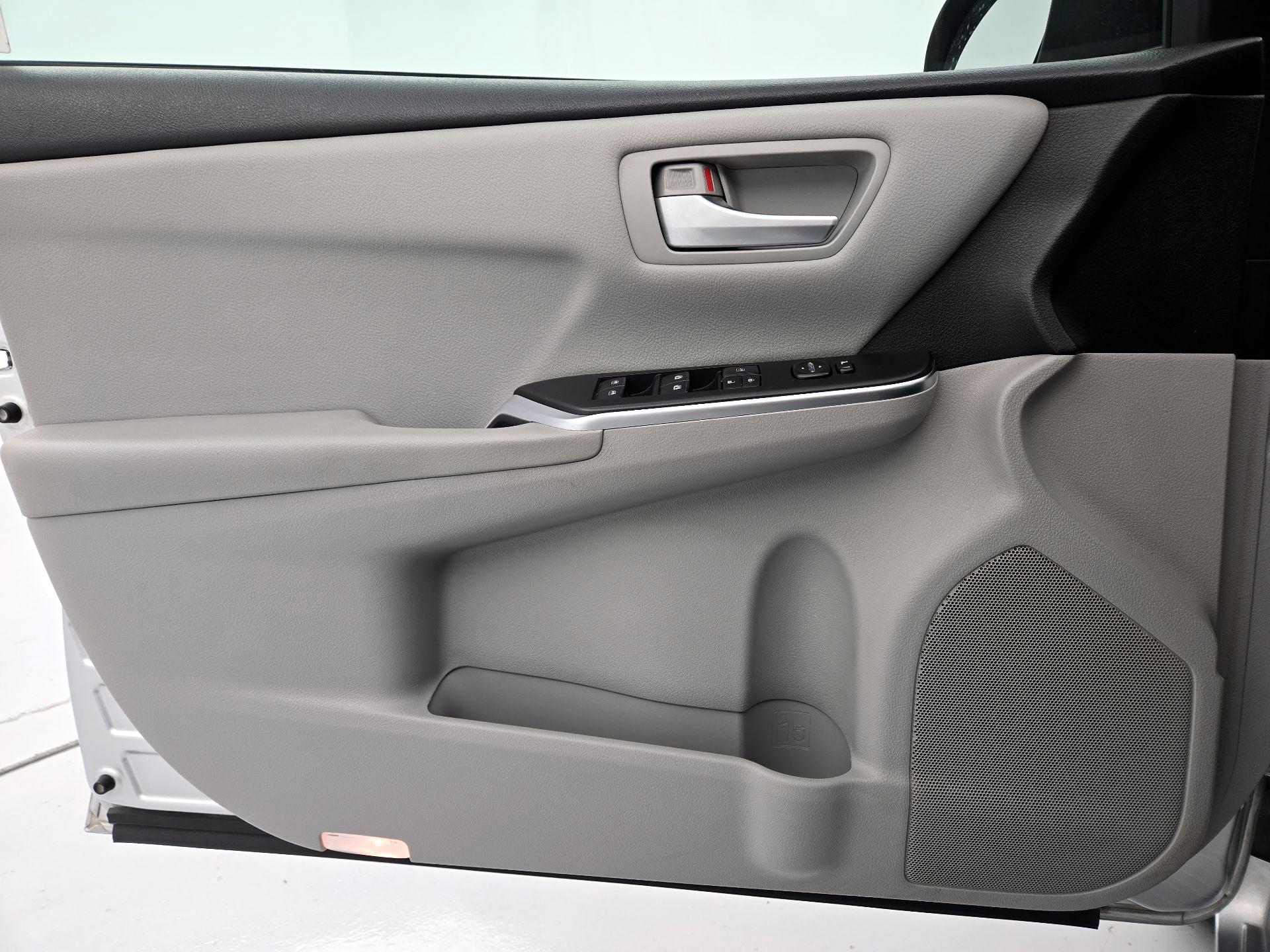 Thumbnail: 2017 Toyota Camry - 12