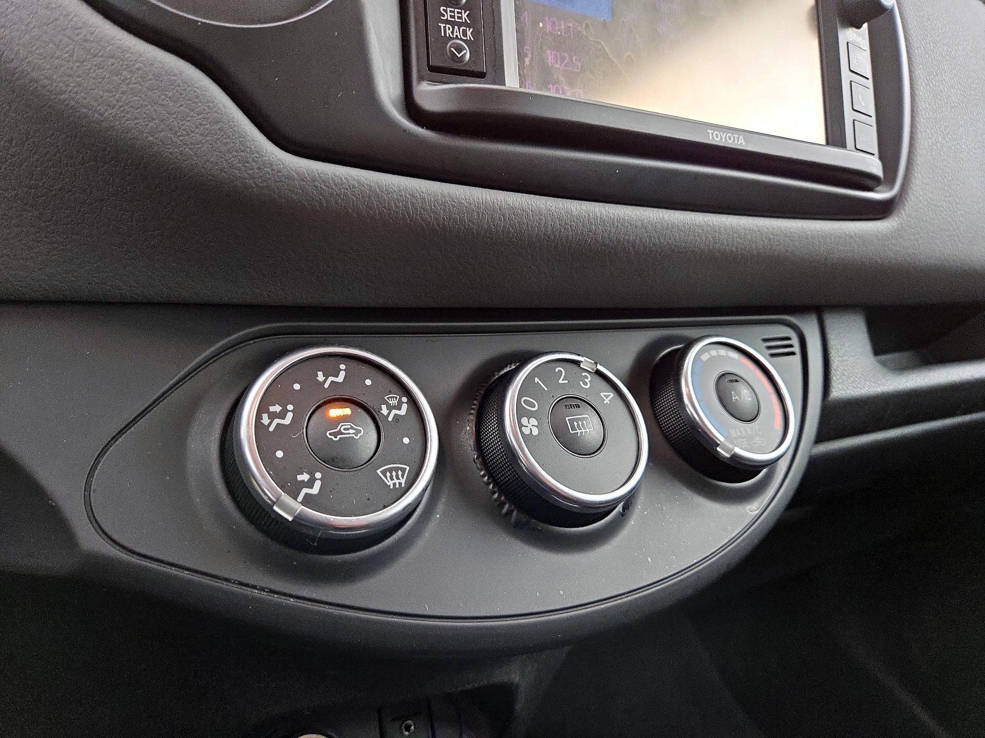 Thumbnail: 2016 Toyota Yaris - 15