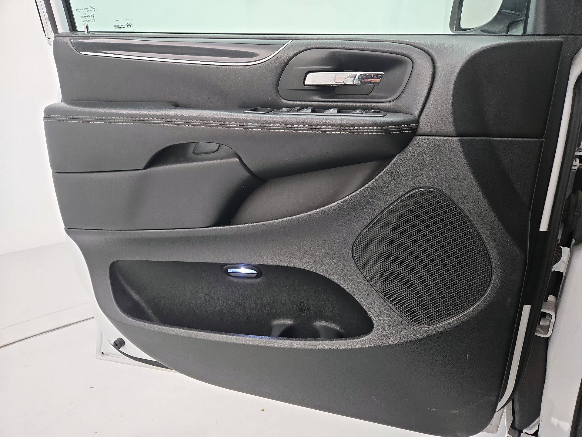 Thumbnail: 2017 Dodge Grand Caravan - 12