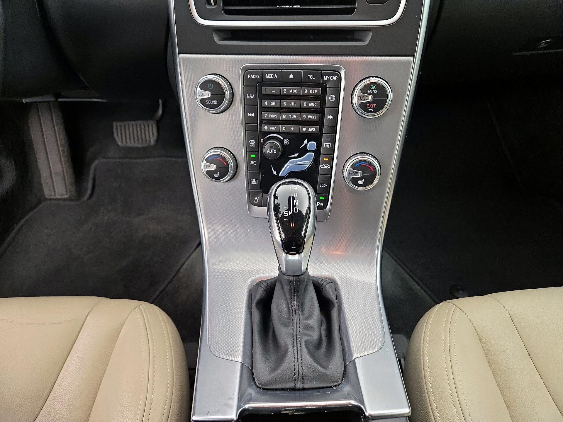 Thumbnail: 2018 Volvo S60 - 18