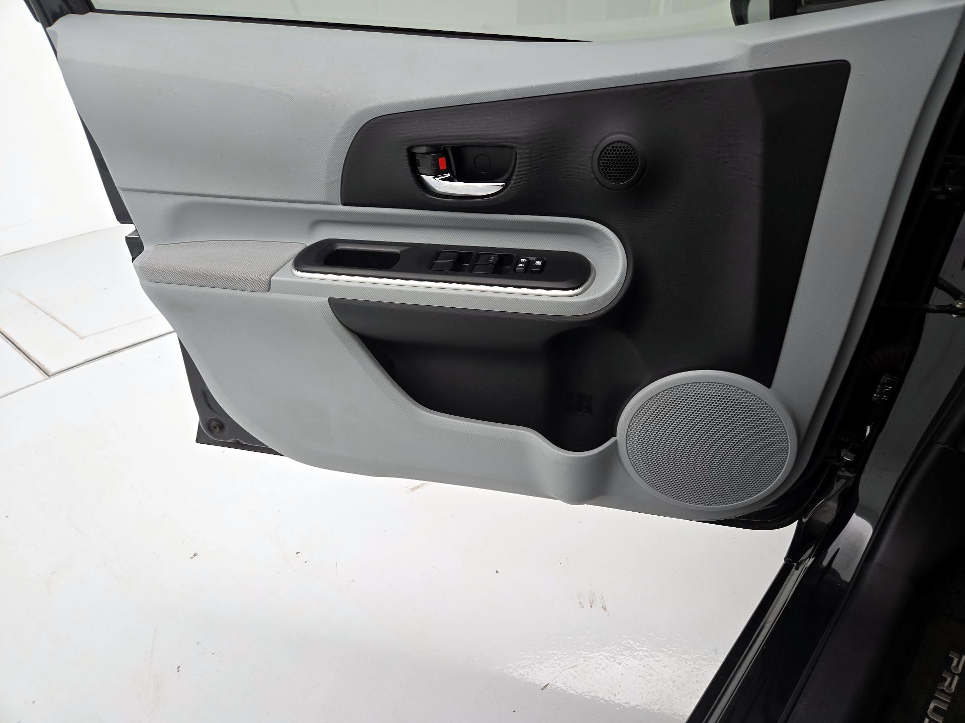 Thumbnail: 2014 Toyota Prius c - 12