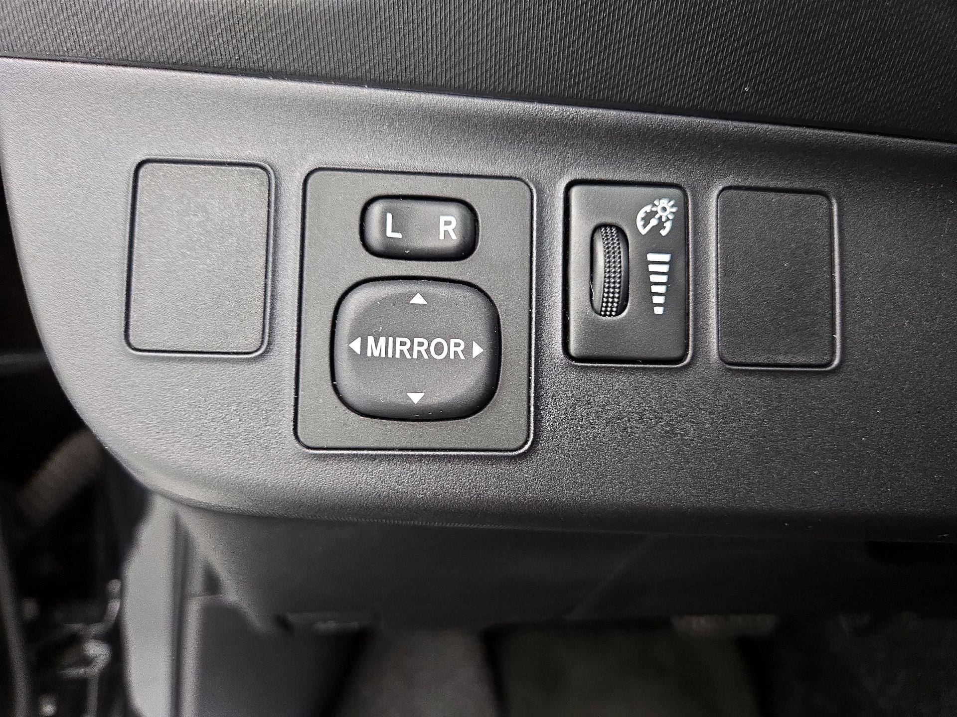 Thumbnail: 2014 Toyota Prius c - 13