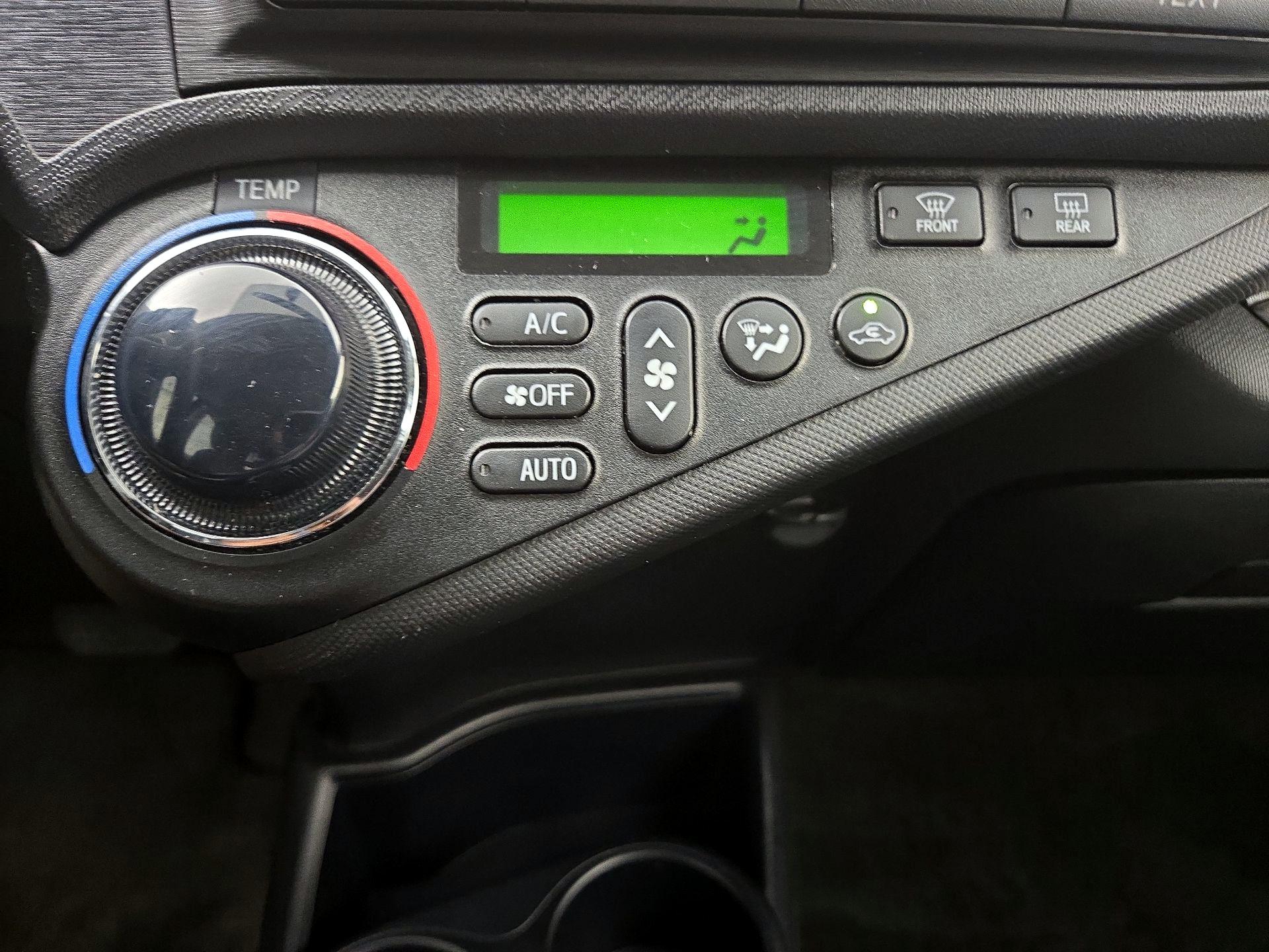 Thumbnail: 2014 Toyota Prius c - 15