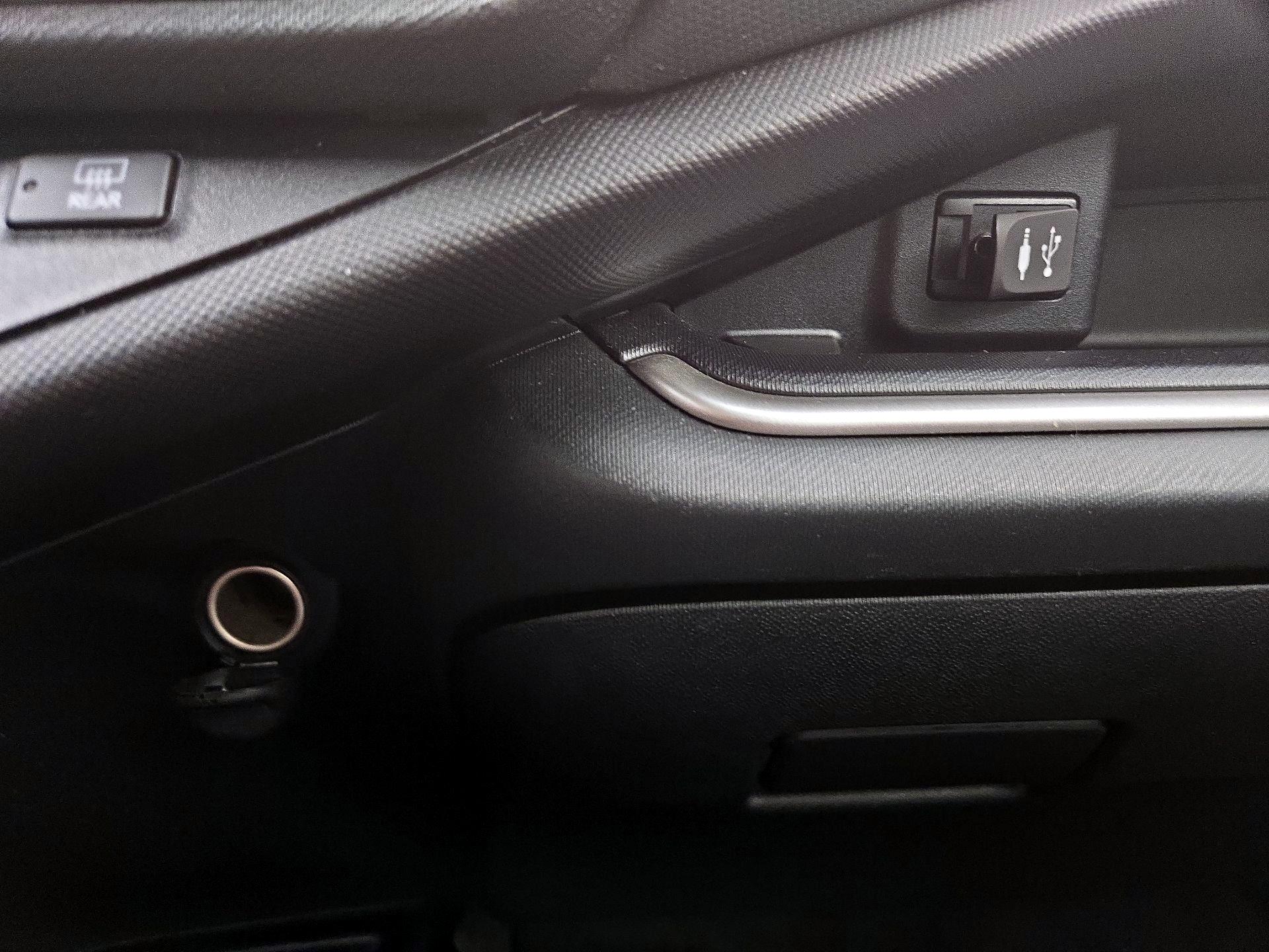 Thumbnail: 2014 Toyota Prius c - 17