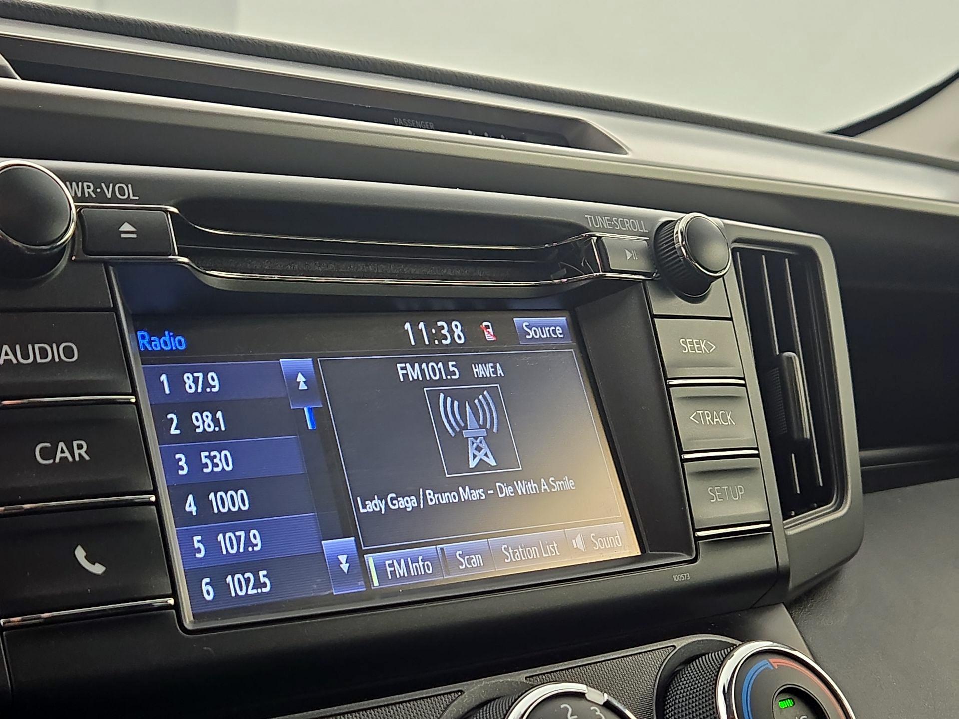 Thumbnail: 2018 Toyota RAV4 - 15