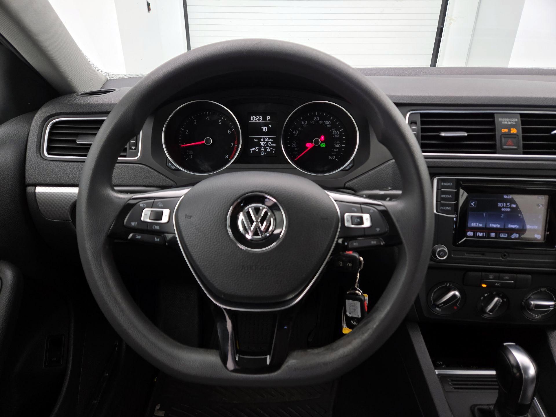 Thumbnail: 2017 Volkswagen Jetta - 10
