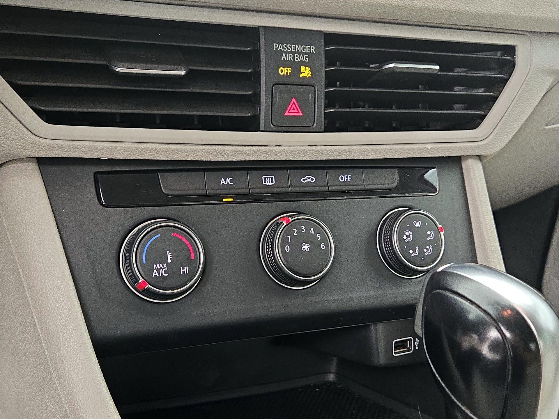 Thumbnail: 2019 Volkswagen Jetta - 16