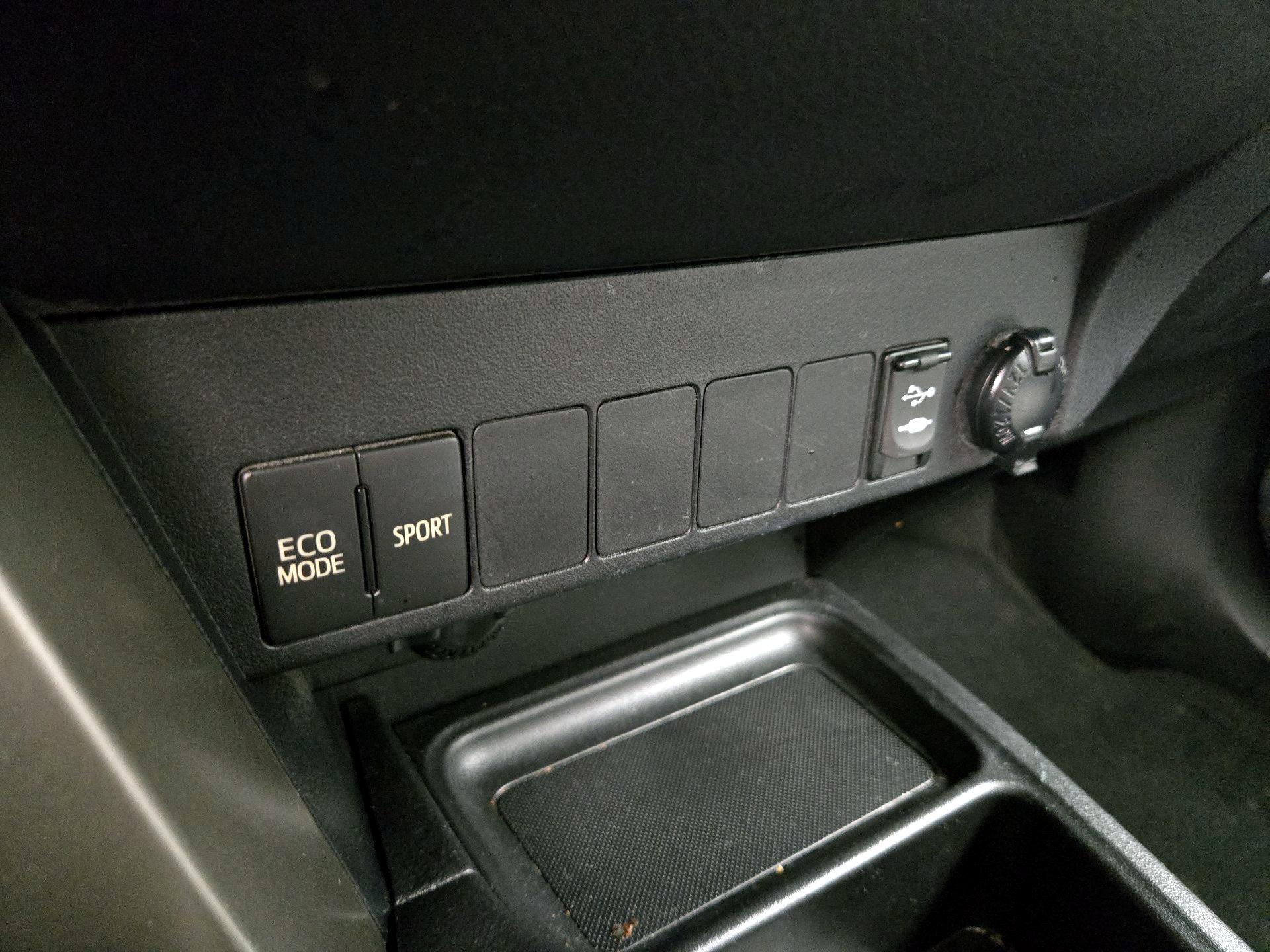Thumbnail: 2015 Toyota RAV4 - 18