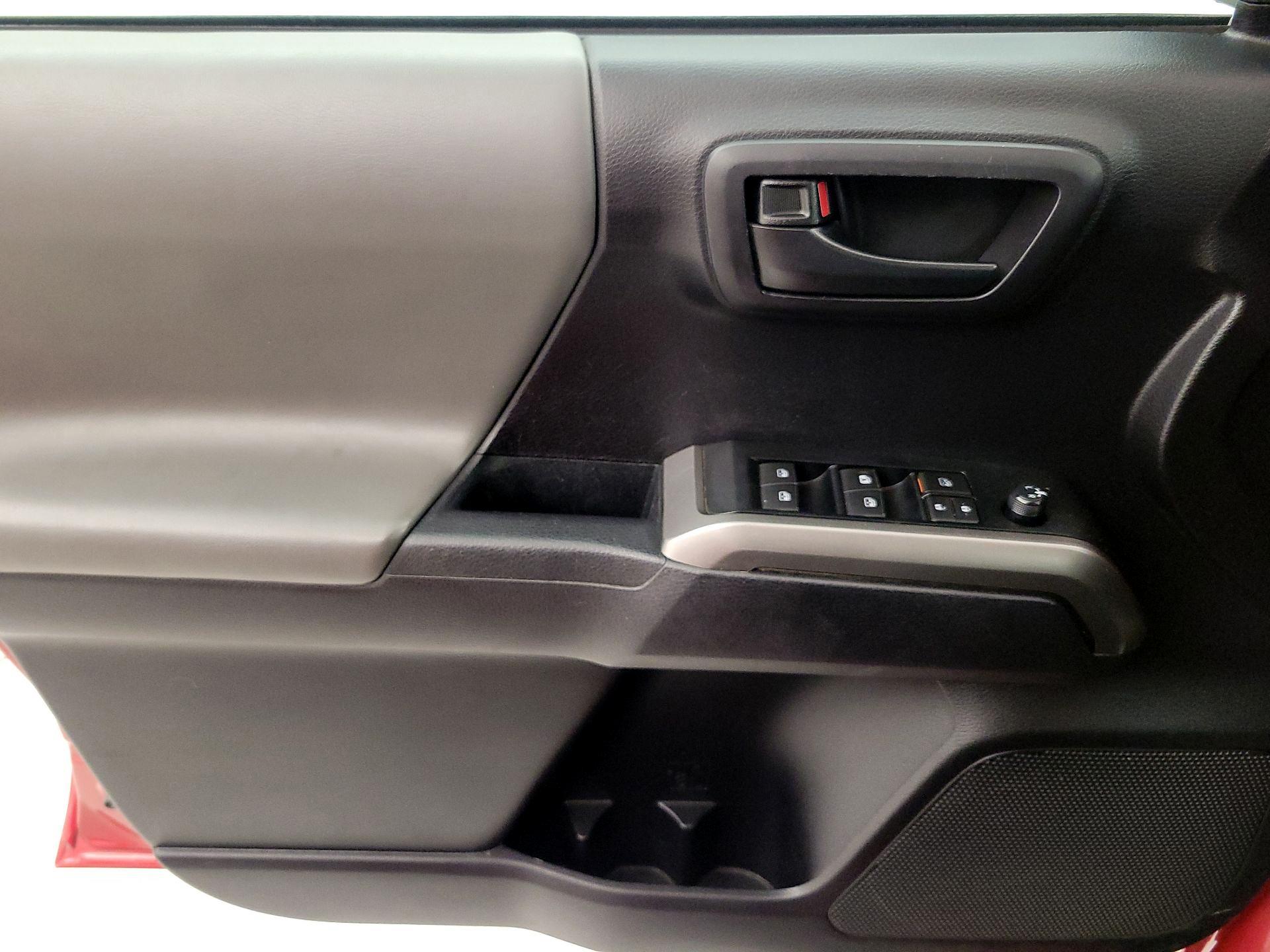 Thumbnail: 2020 Toyota Tacoma - 12