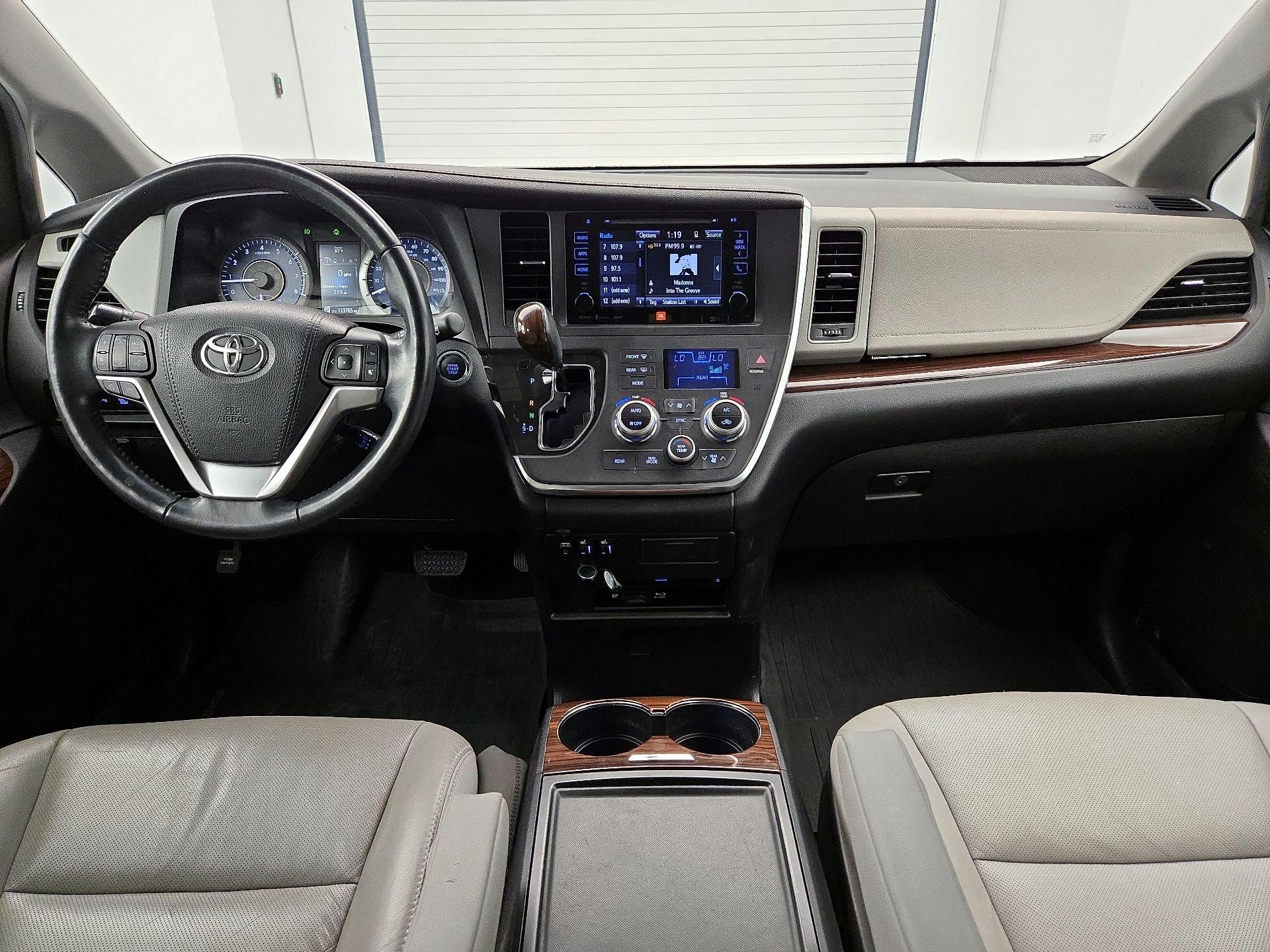 Thumbnail: 2017 Toyota Sienna - 9
