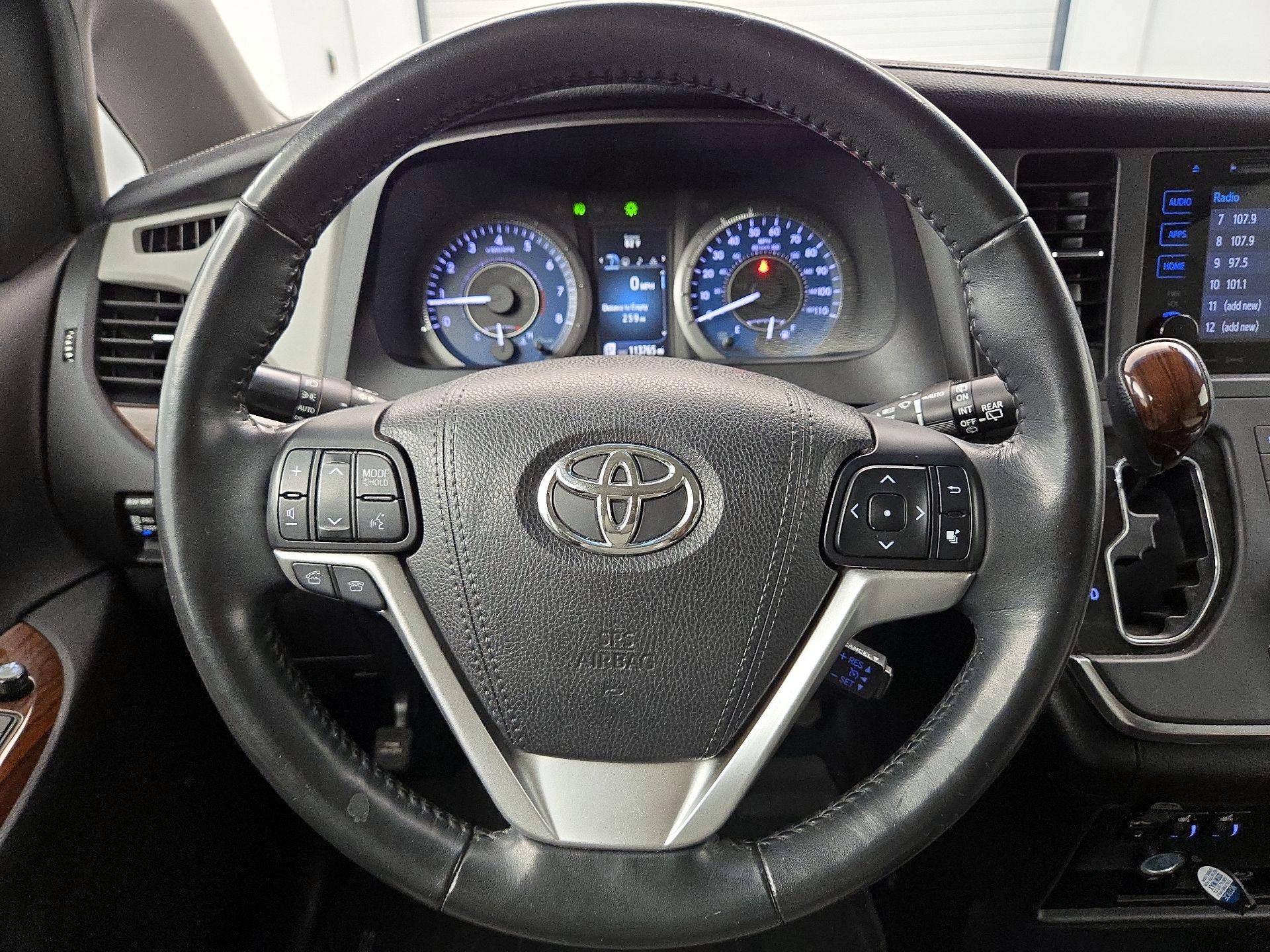 Thumbnail: 2017 Toyota Sienna - 10