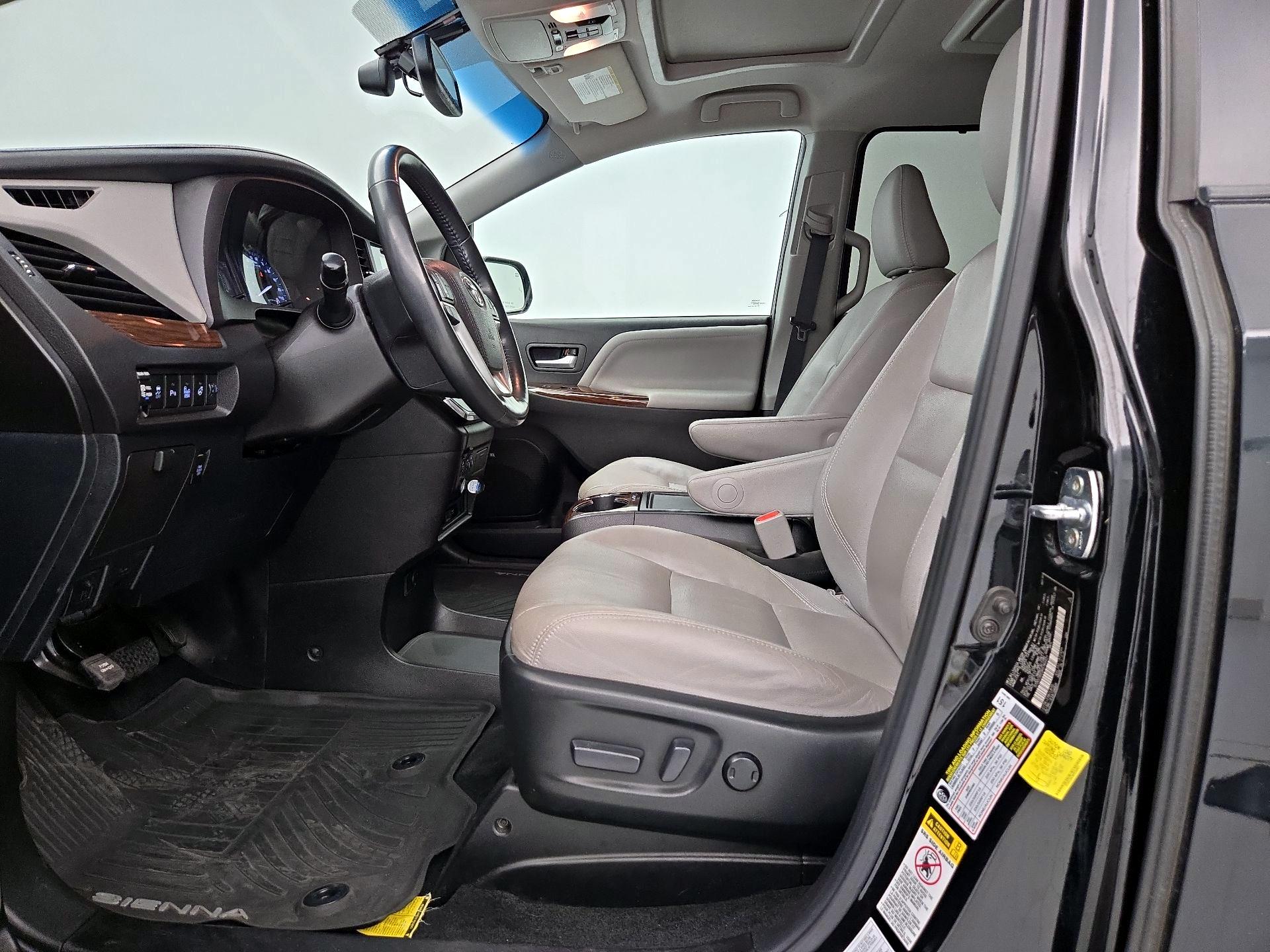 Thumbnail: 2017 Toyota Sienna - 11