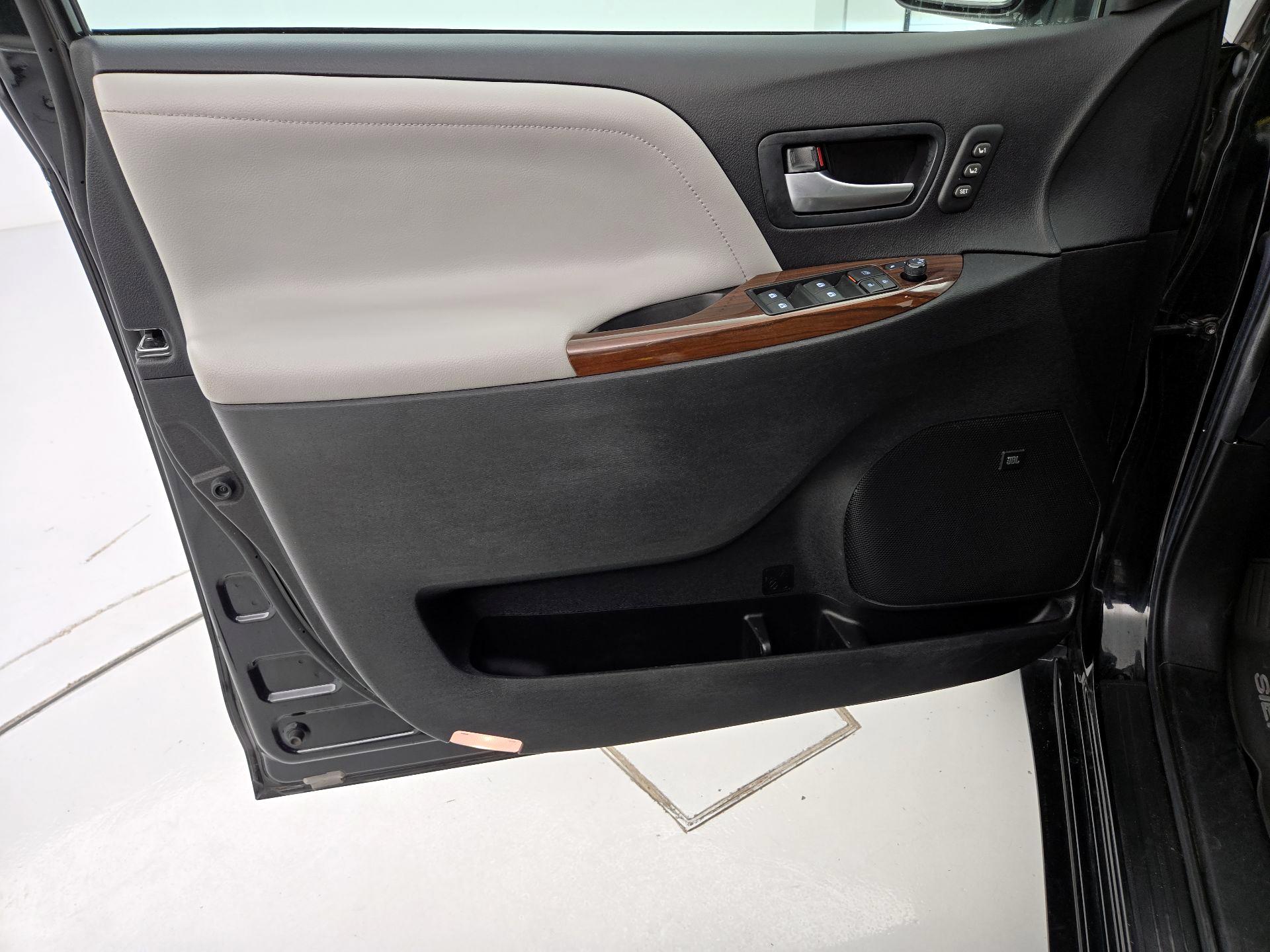 Thumbnail: 2017 Toyota Sienna - 12