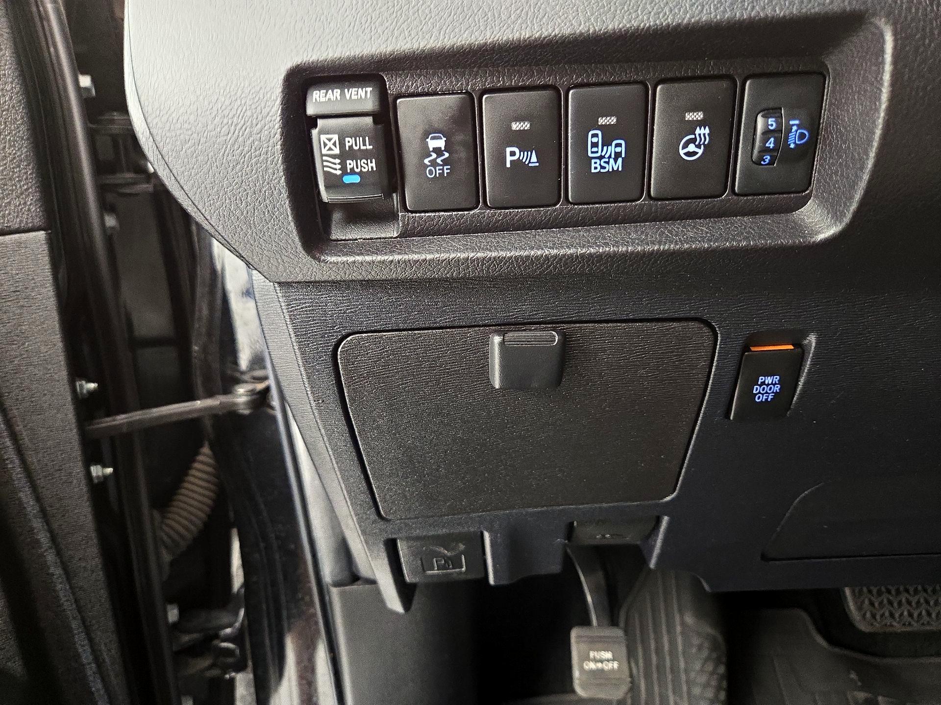 Thumbnail: 2017 Toyota Sienna - 13