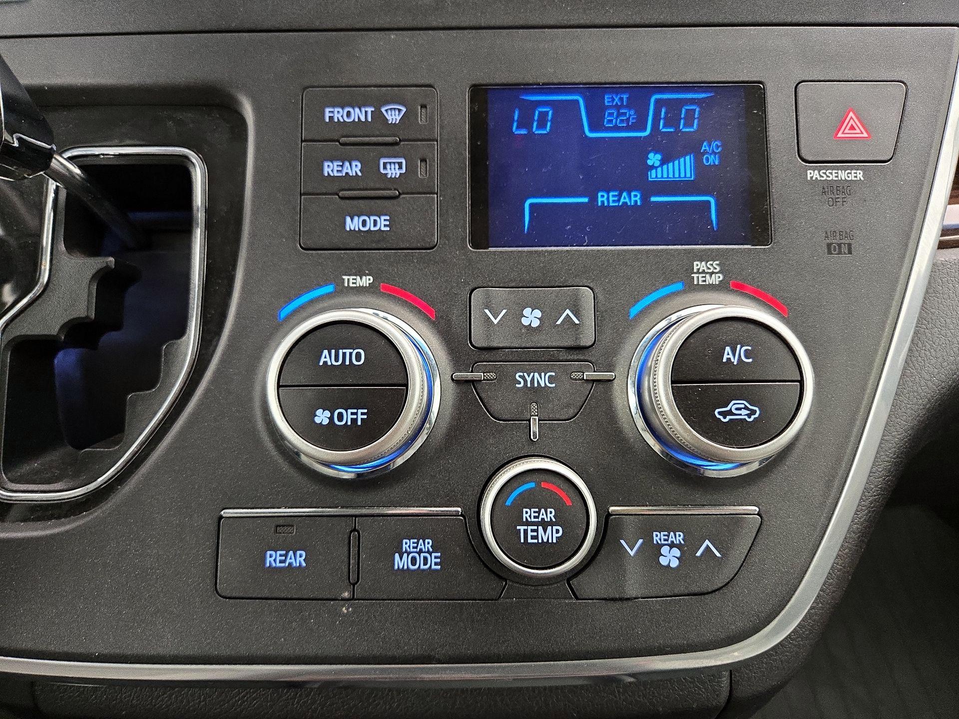 Thumbnail: 2017 Toyota Sienna - 17
