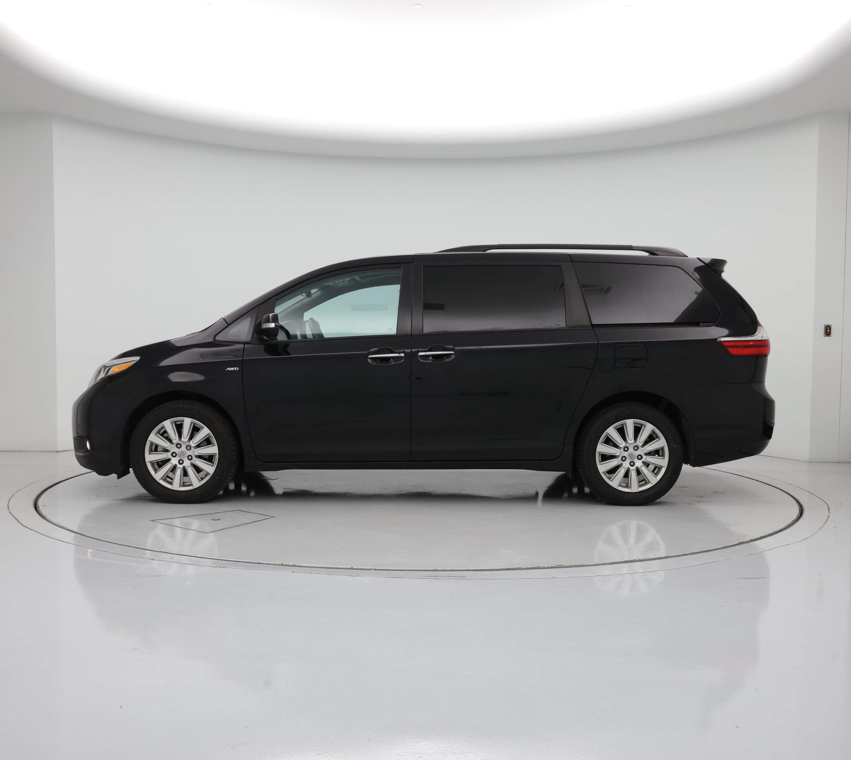 Thumbnail: 2017 Toyota Sienna - 3