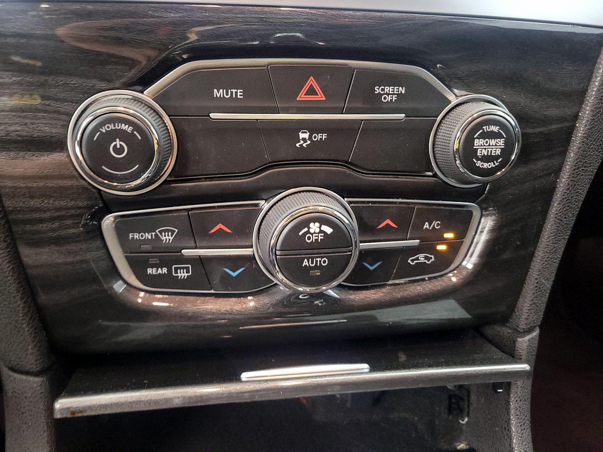 Thumbnail: 2019 Chrysler 300 - 16