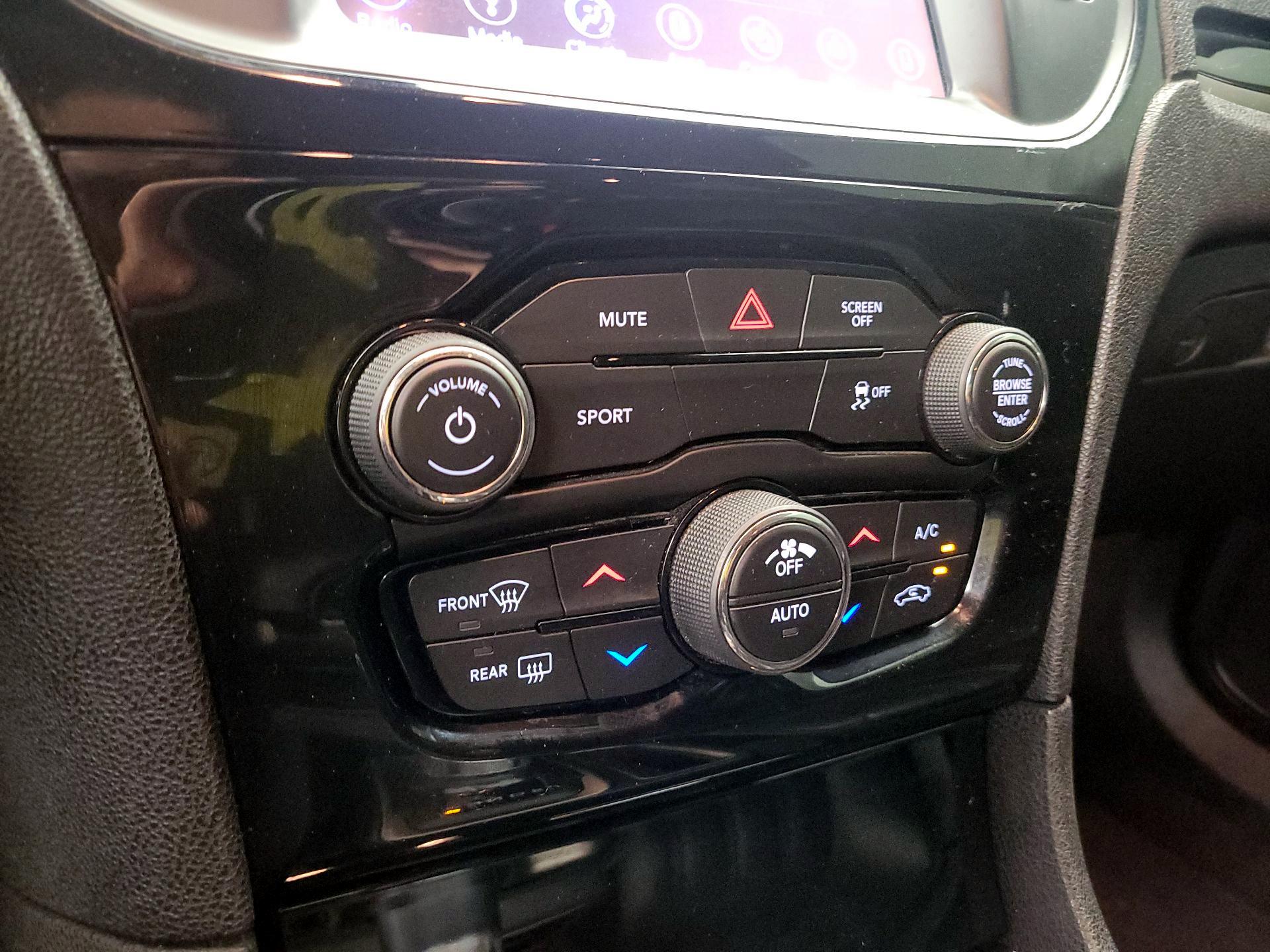 Thumbnail: 2019 Chrysler 300 - 17