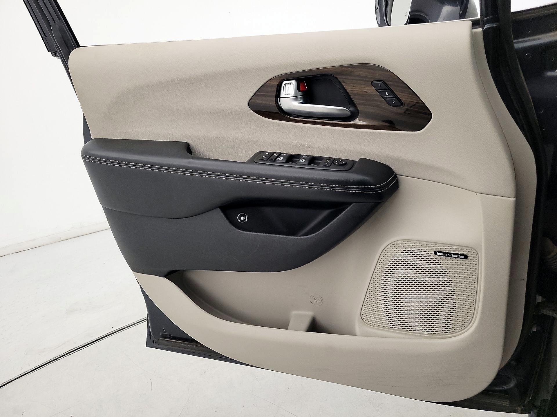 Thumbnail: 2021 Chrysler Pacifica - 12