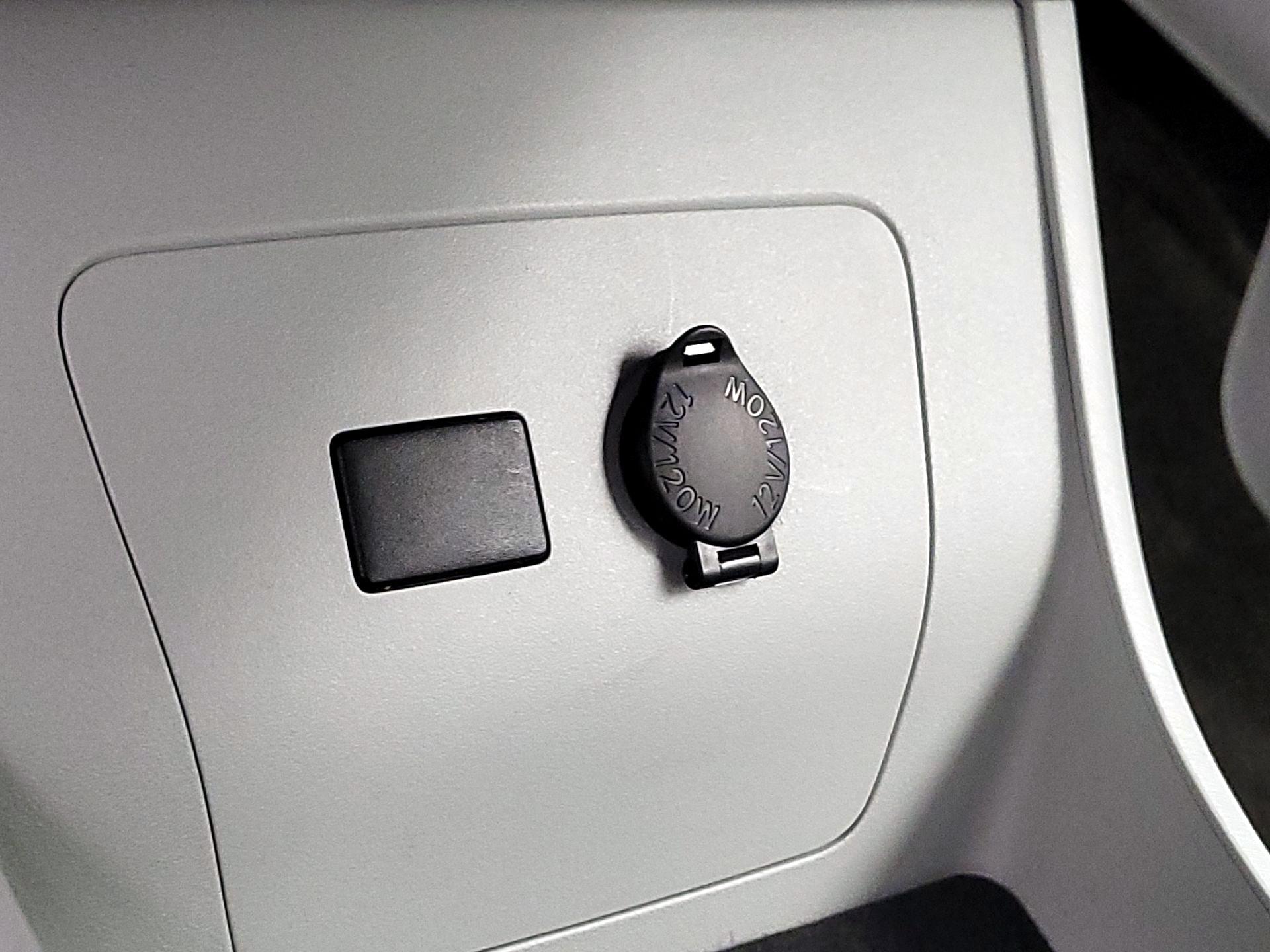 Thumbnail: 2014 Toyota Prius - 18