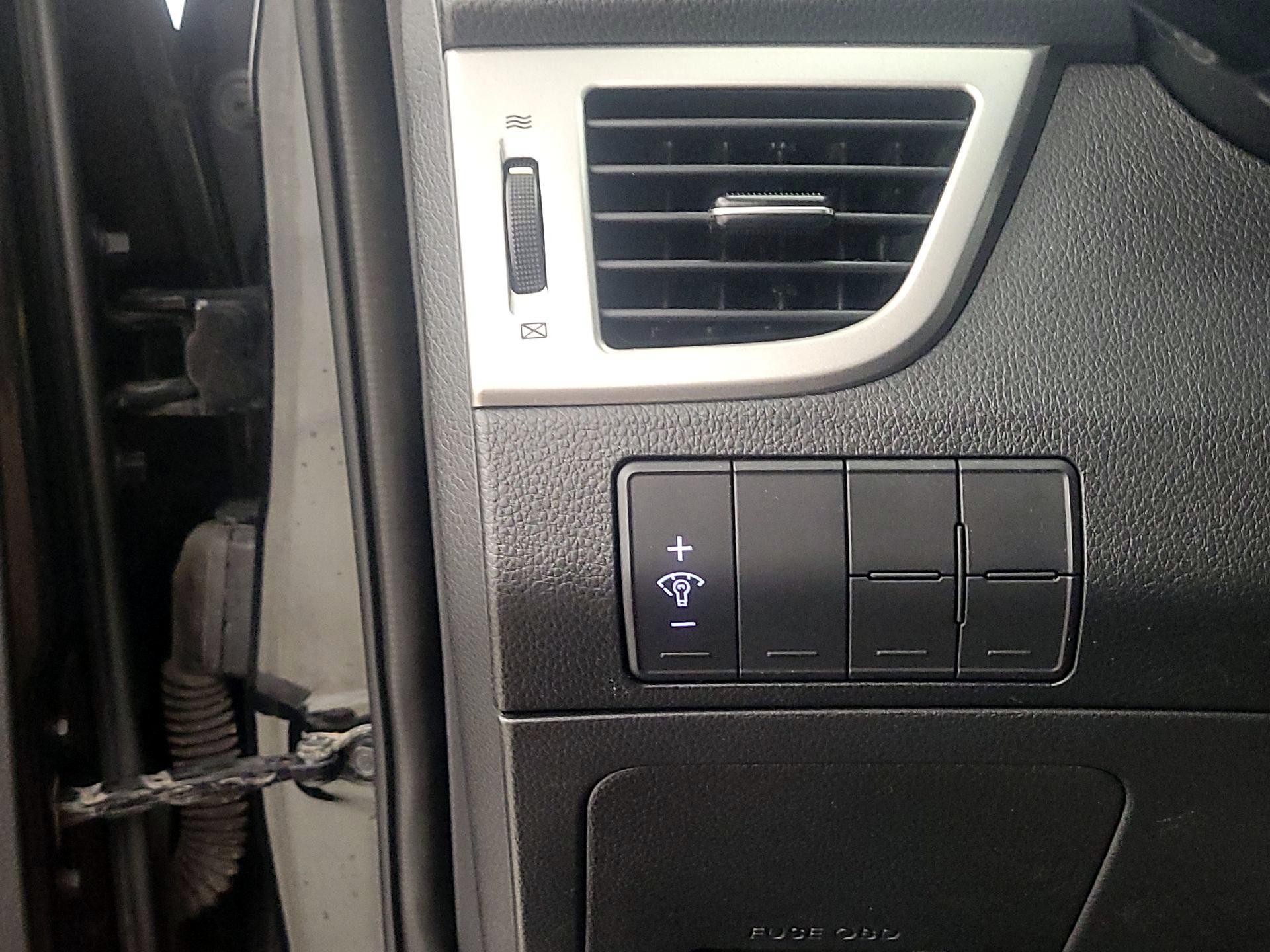 Thumbnail: 2013 Hyundai Elantra - 13