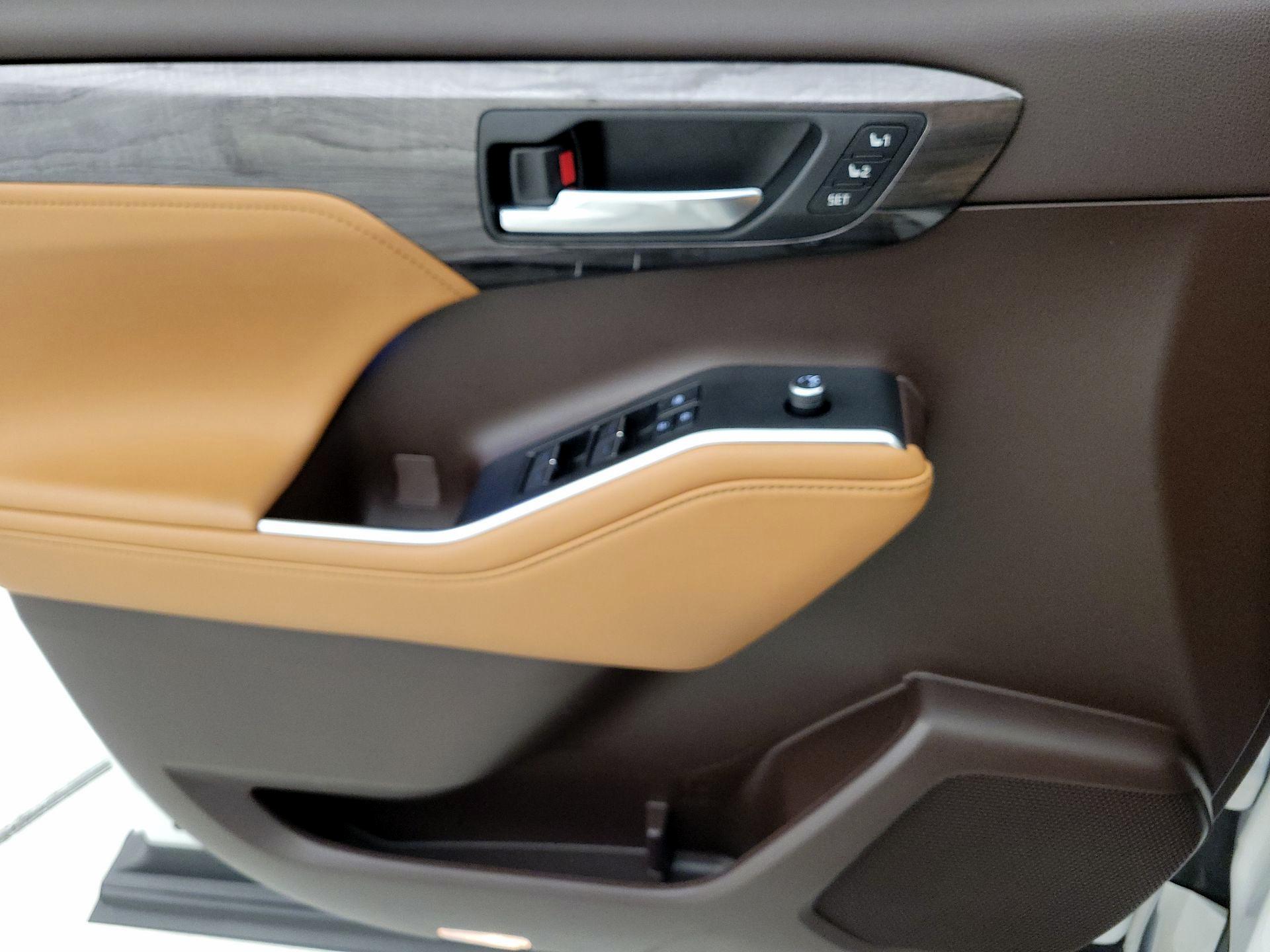 Thumbnail: 2021 Toyota Highlander - 12