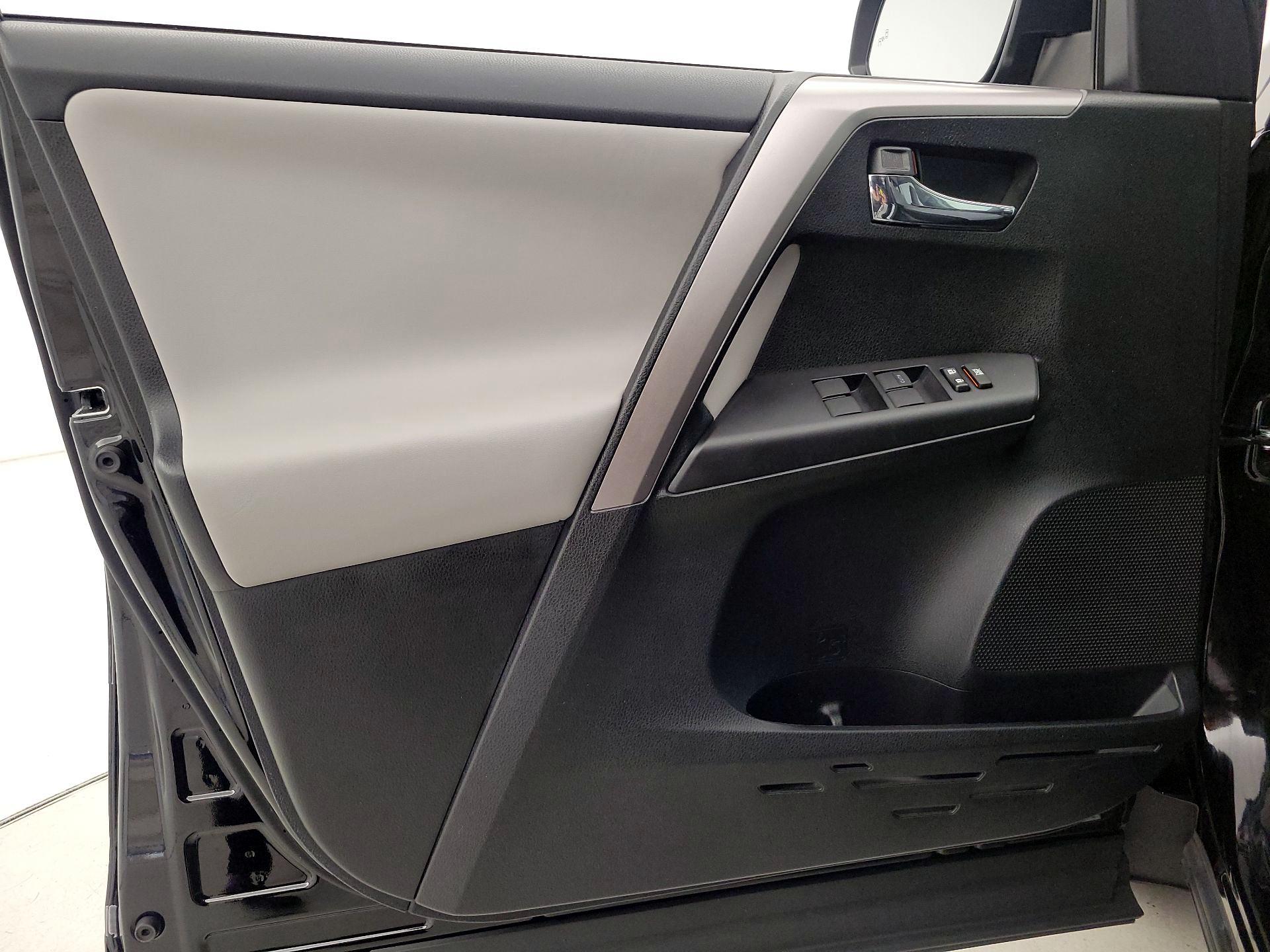 Thumbnail: 2016 Toyota RAV4 - 12