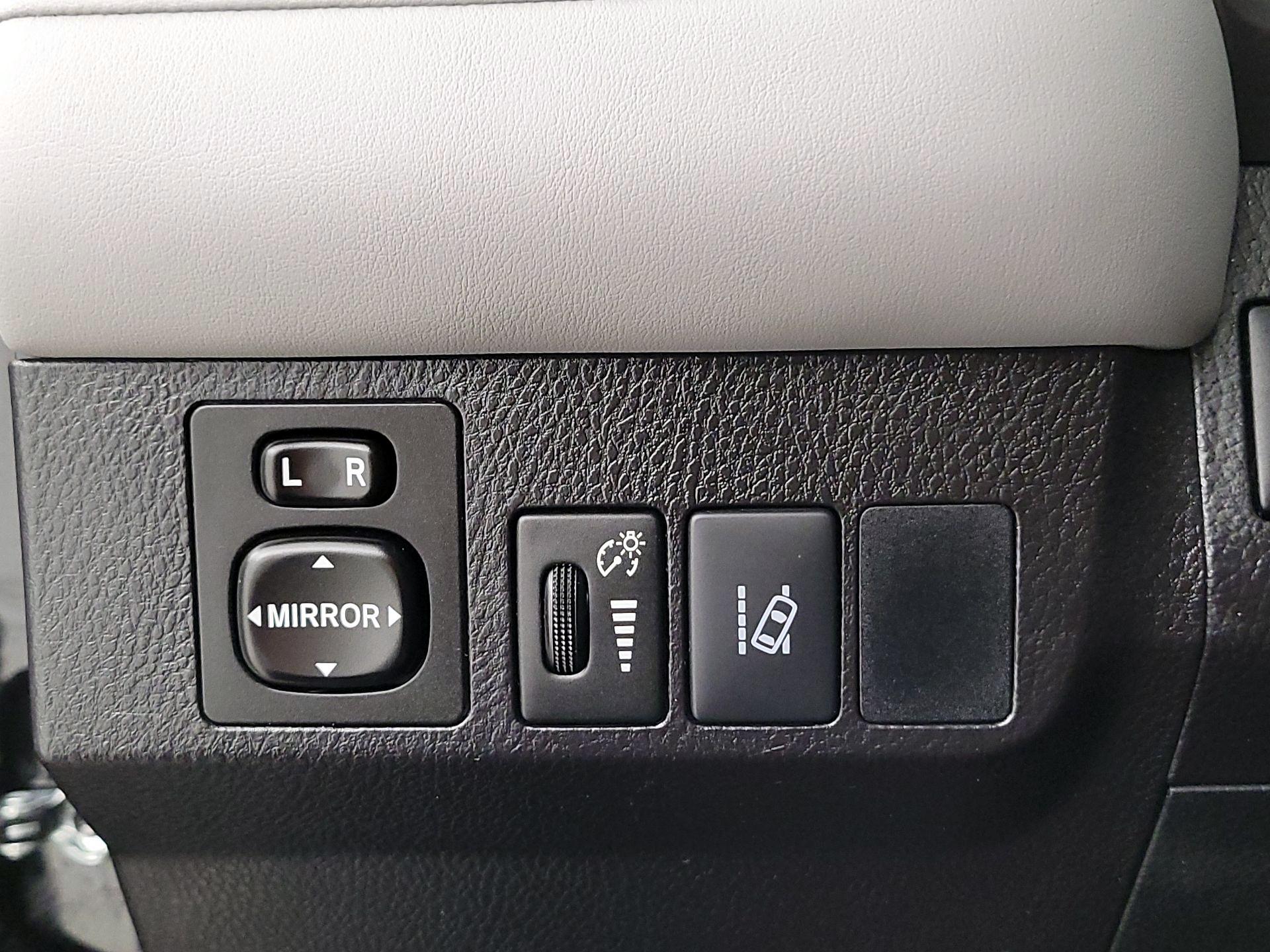 Thumbnail: 2016 Toyota RAV4 - 13