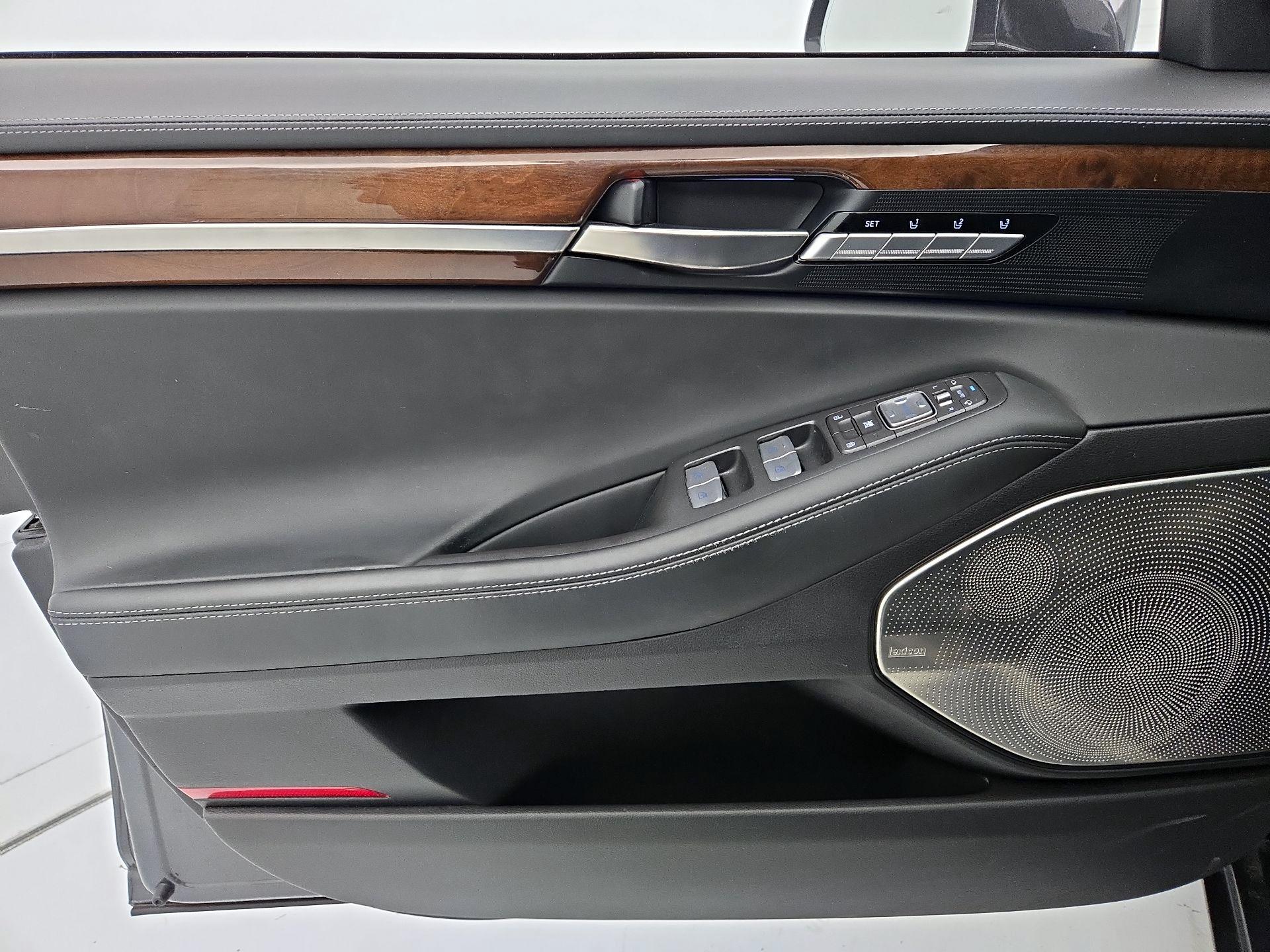 Thumbnail: 2019 Genesis G90 - 12