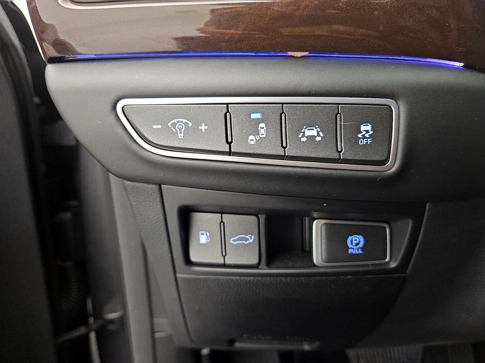 Thumbnail: 2019 Genesis G90 - 13